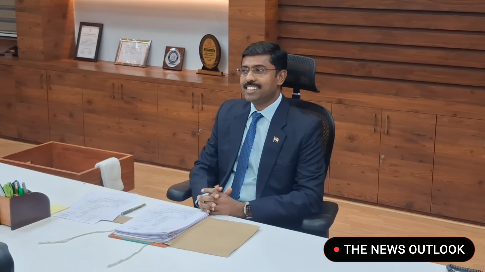 22-வது கரூர் மாவட்ட ஆட்சித் தலைவராக ச.பிரசன்னா ராமசாமி அவர்கள் இன்று மாவட்ட ஆட்சியர் அலுவலகத்தில் கோப்புகளில் கையெழுத்திட்டு பொறுப்பேற்றுக் கொண்டார். - 5