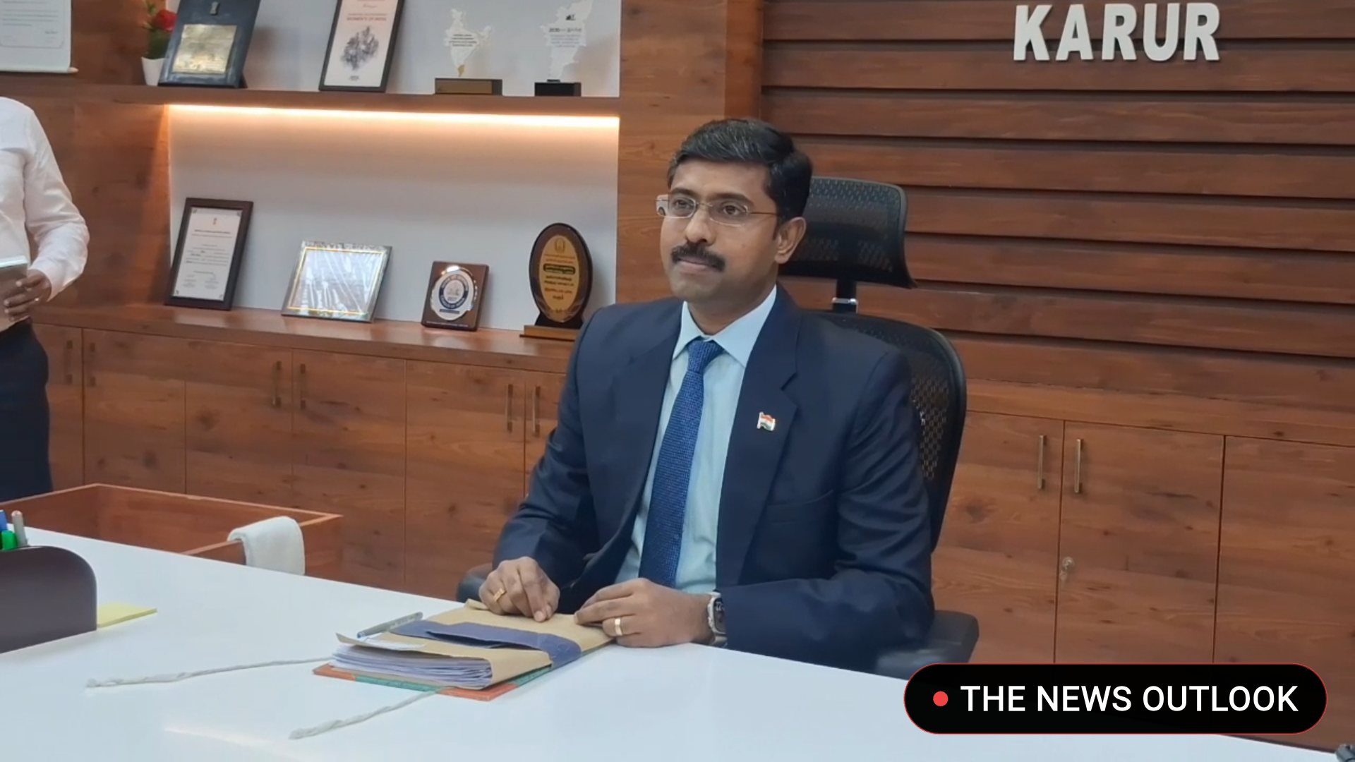 22-வது கரூர் மாவட்ட ஆட்சித் தலைவராக ச.பிரசன்னா ராமசாமி அவர்கள் இன்று மாவட்ட ஆட்சியர் அலுவலகத்தில் கோப்புகளில் கையெழுத்திட்டு பொறுப்பேற்றுக் கொண்டார். - 6