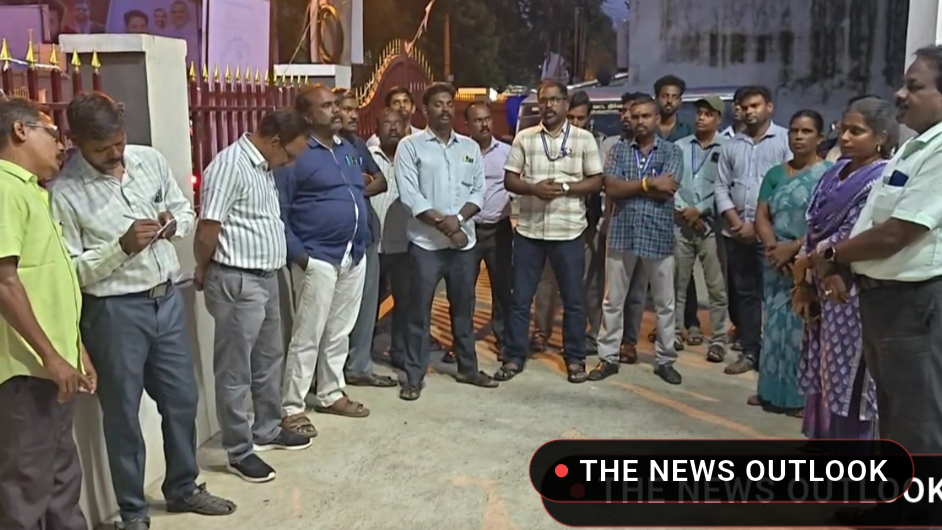 மயிலாடுதுறையில் வருவாய்த்துறை அலுவலர்கள் ஆர்ப்பாட்டம்