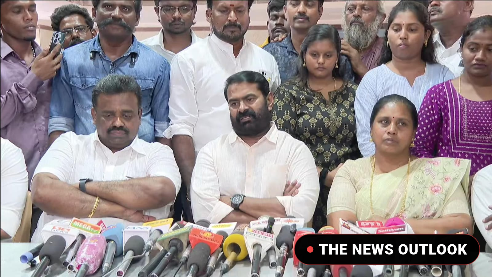 "நடிப்பு வேறு, ஆட்சி நிர்வாகம் வேறு" - அம்பாசமுத்திரம் இடைத்தேர்தலில் களமிறங்கும் சீமான்!