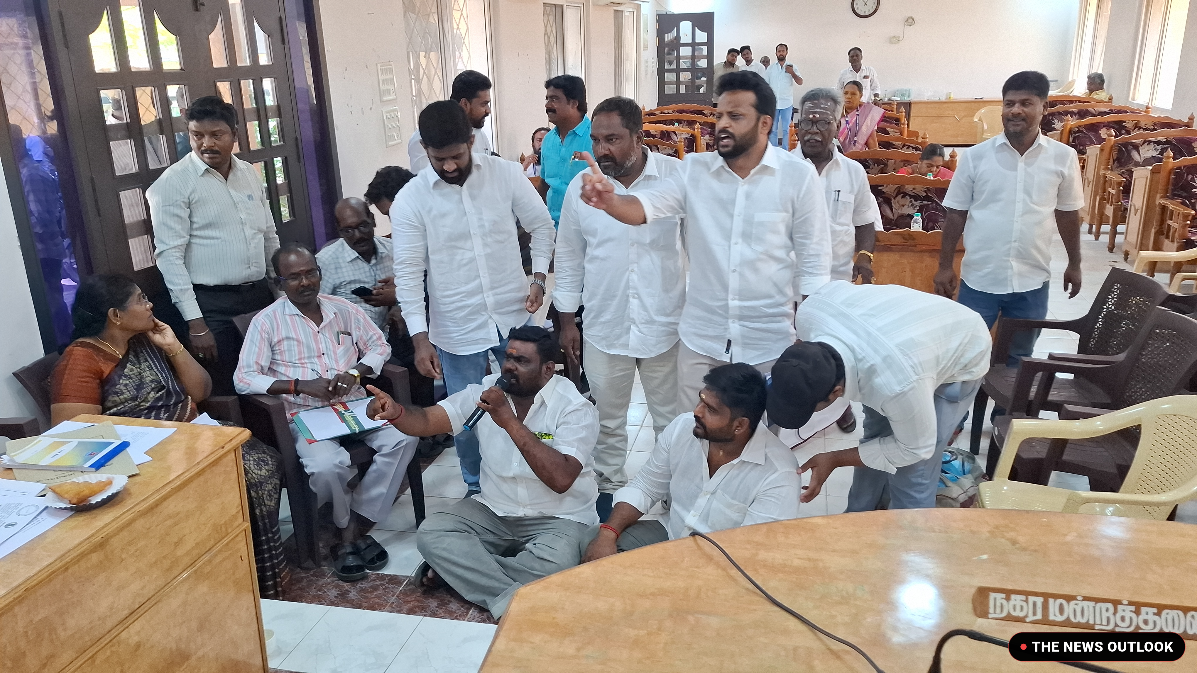 நகர்மன்ற கூட்டத்தில் தரையில் அமர்ந்து உறுப்பினர்கள் போராட்டம்!