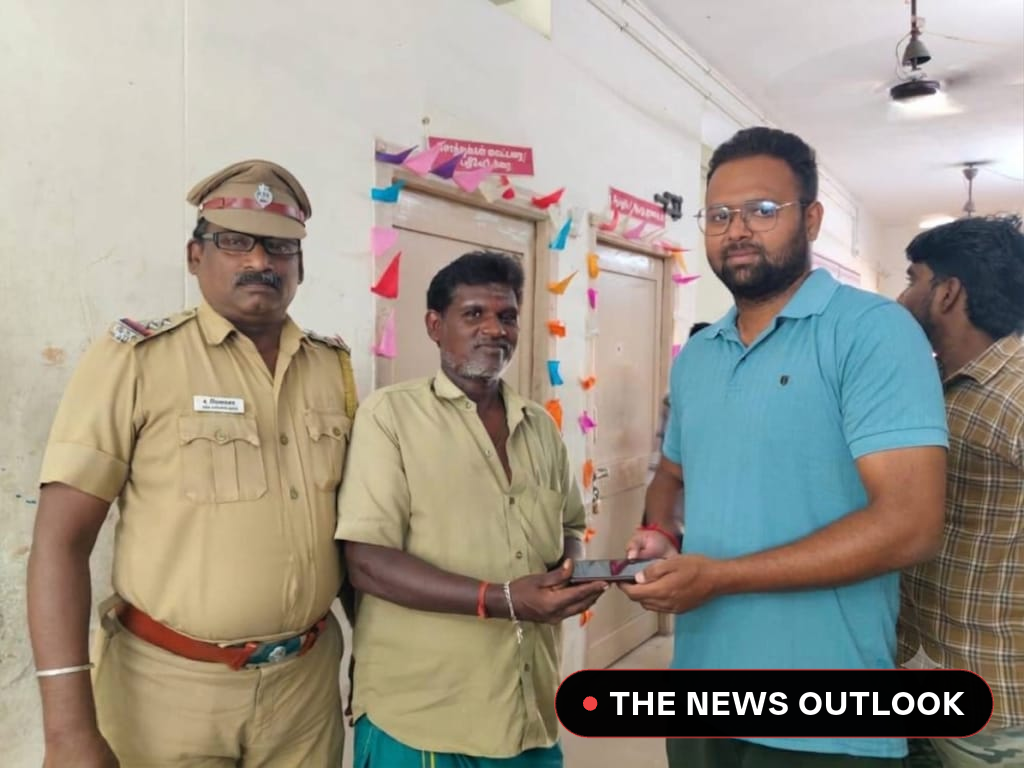 ஆட்டோவில் தவறவிட்ட செல்போனை காவல் நிலையத்தில் ஒப்படைத்த ஓட்டுநர்!