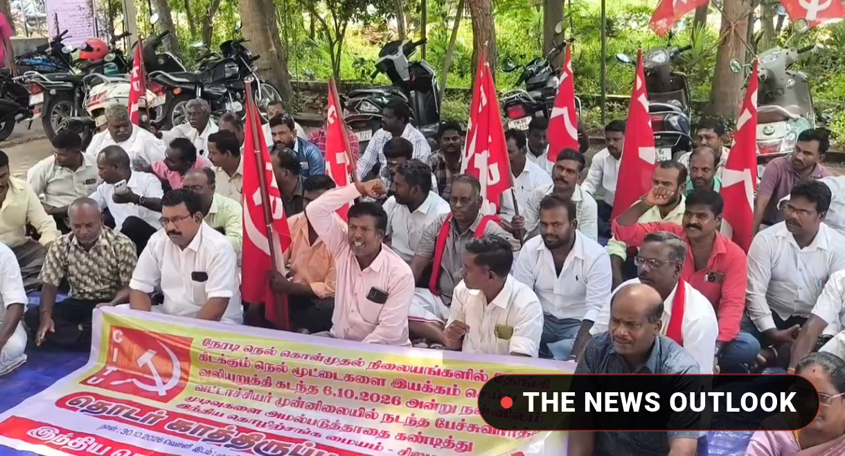 நேரடி கொள்முதல் நிலையங்களில் தேங்கி கிடக்கும் நெல் மூட்டைகளை இயக்கம் செய்ய வலியுறுத்தி சிஐடியு காத்திருப்பு போராட்டம் நடத்தி வருகின்றனர்.