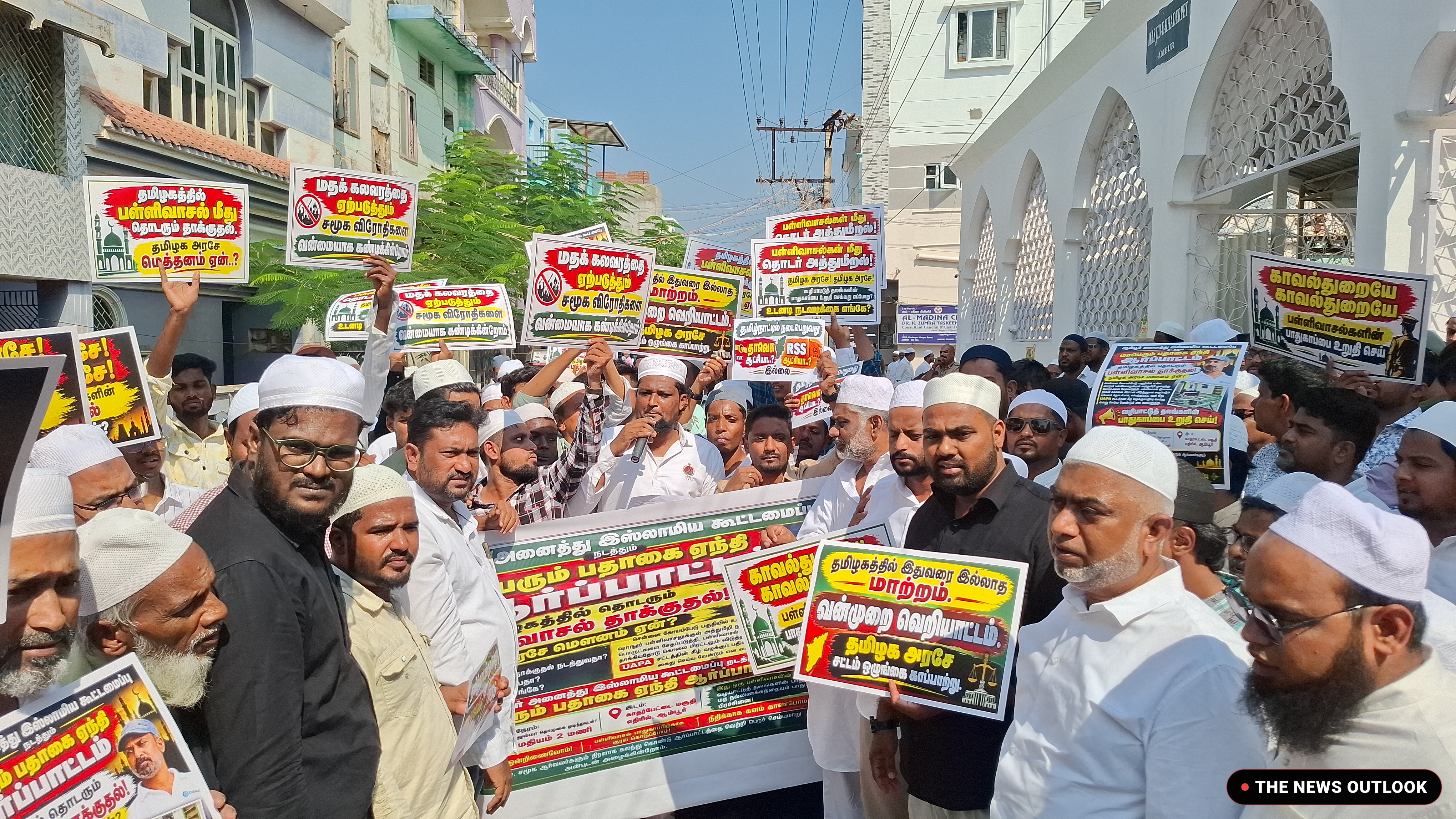 ஆம்பூரில் பள்ளிவாசல்கள் மீதான தாக்குதலைக் கண்டித்து இஸ்லாமிய கூட்டமைப்பினர் ஆர்ப்பாட்டம்!