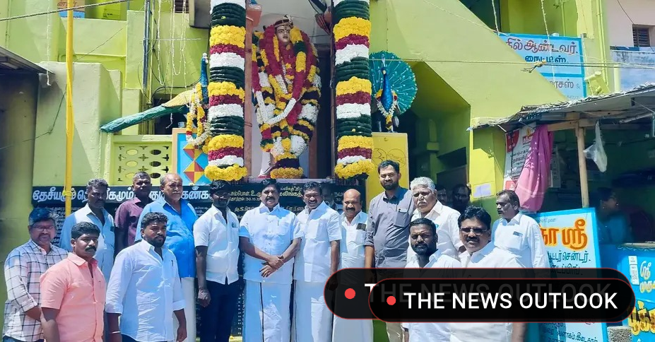 தென்காசி: இடைகாலில் தேவர் சிலைக்கு திமுகவினர் மரியாதை