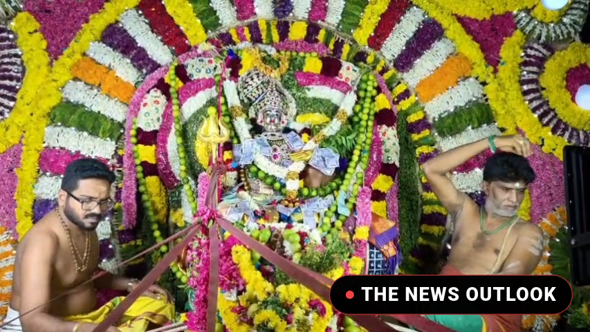 பூக்களால் அலங்கரிக்கப்பட்ட தேரில் பவனி வந்த அம்மன்: ராசிபுரத்தில் கோலாகலமாக நடந்த தேர் திருவிழா!