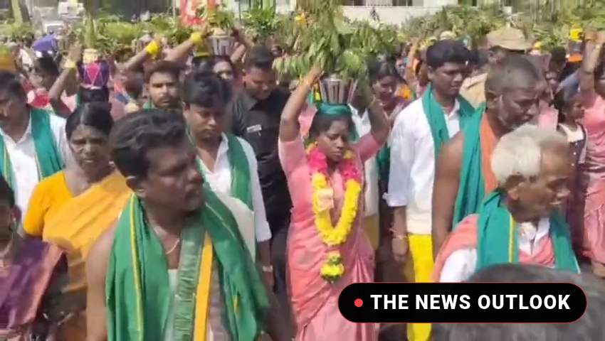 2 கி.மீ தூரம் தீர்த்தக்குடம் ஏந்தி நடந்த அமைச்சர்: நாமகிரிப்பேட்டையில் பக்தி பரவசம்