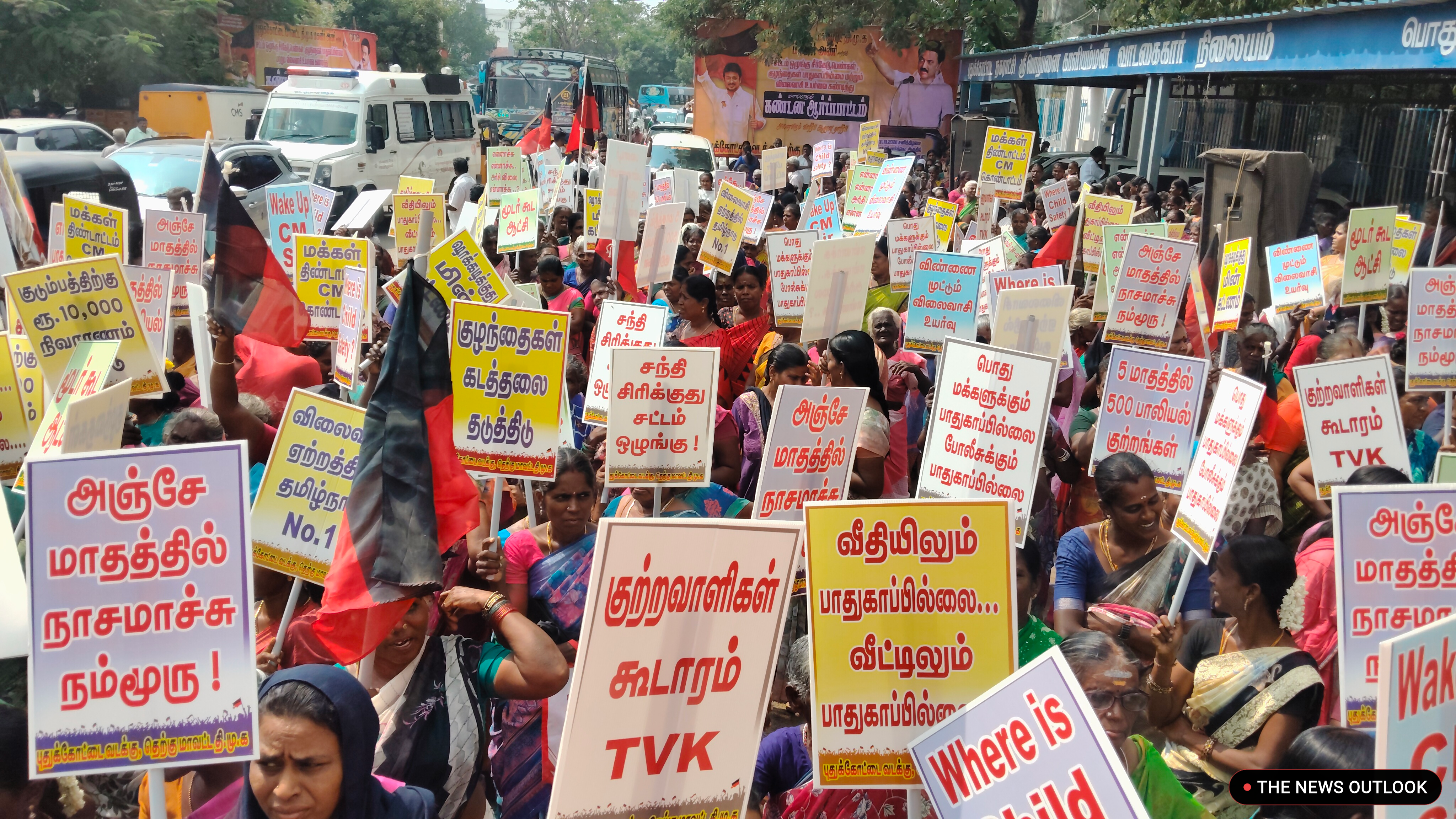 விலைவாசி உயர்வை கண்டித்து புதுக்கோட்டையில் திமுக மகளிர் அணி சார்பில் ஆர்ப்பாட்டம்.