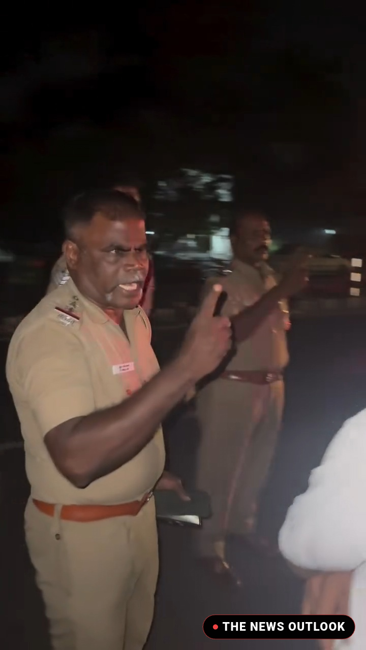 நள்ளிரவில் நடுரோட்டில் தனியார் பேருந்தை நிறுத்திய ஓட்டுநர் - காவல் ஆய்வாளர் அதிரடி நடவடிக்கை!