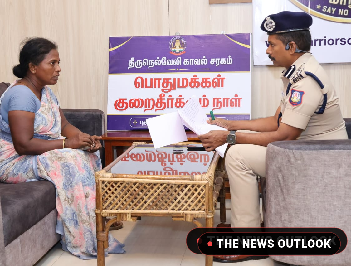 பொதுமக்களிடம் மனுக்களை பெற்ற டிஐஜி