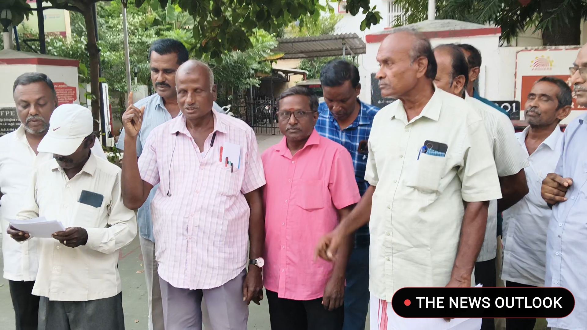 கரூரில் கிராமிய அஞ்சல் ஊழியர்கள் ஆர்ப்பாட்டம்