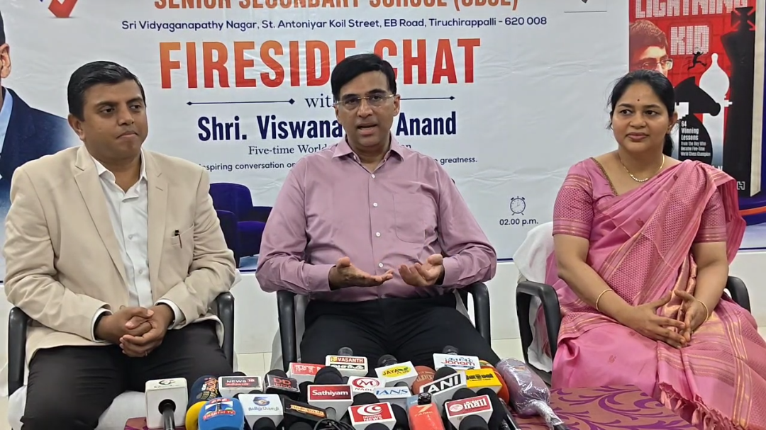 இந்தியாவிலேயே பள்ளிகளில் சதுரங்கப் போட்டிகளை நடத்துவதில் தமிழ்நாடு முன்னோடியாகத் திகழ்கிறது. புதிய வீரர்களைத் தமிழ்நாடு பெரிதும் ஊக்குவித்து வருகிறது - திருச்சியில் கிராண்ட் மாஸ்டர் விஸ்வநாதன் ஆனந்த் பேட்டி.