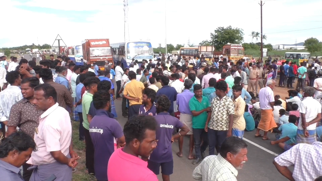 மணப்பாறை சிப்காட் அருகே பள்ளி மாணவ மாணவிகள் மற்றும் பொதுமக்கள் சாலை வசதி கேட்டு சாலை மறியல்
