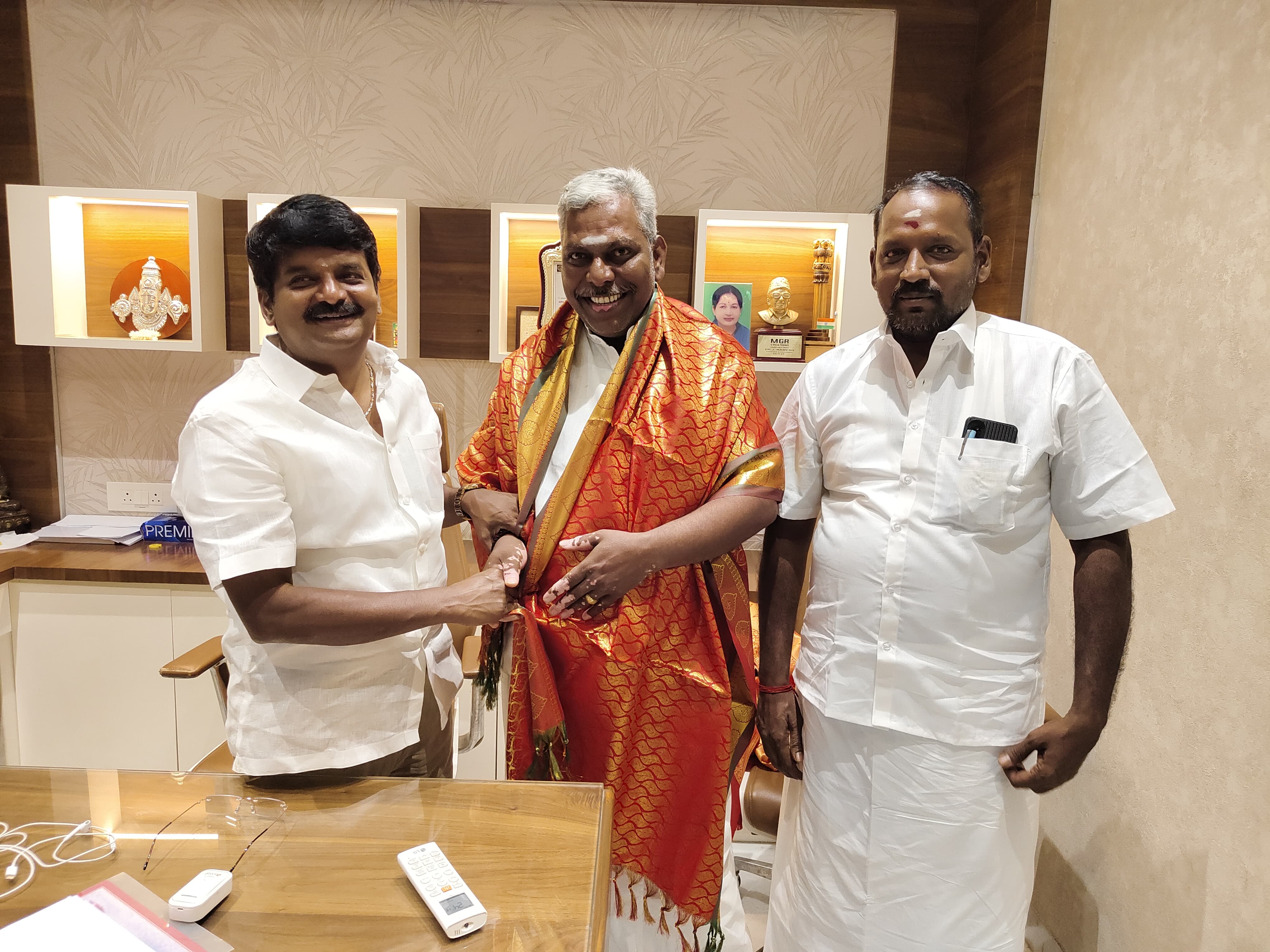 20000 பேருக்கு தடபுடல் விருந்து, சமையல் கலைஞரை நேரில் சந்தித்து வாழ்த்திய முன்னாள் அமைச்சர் டாக்டர்.சி.விஜயபாஸ்கர்