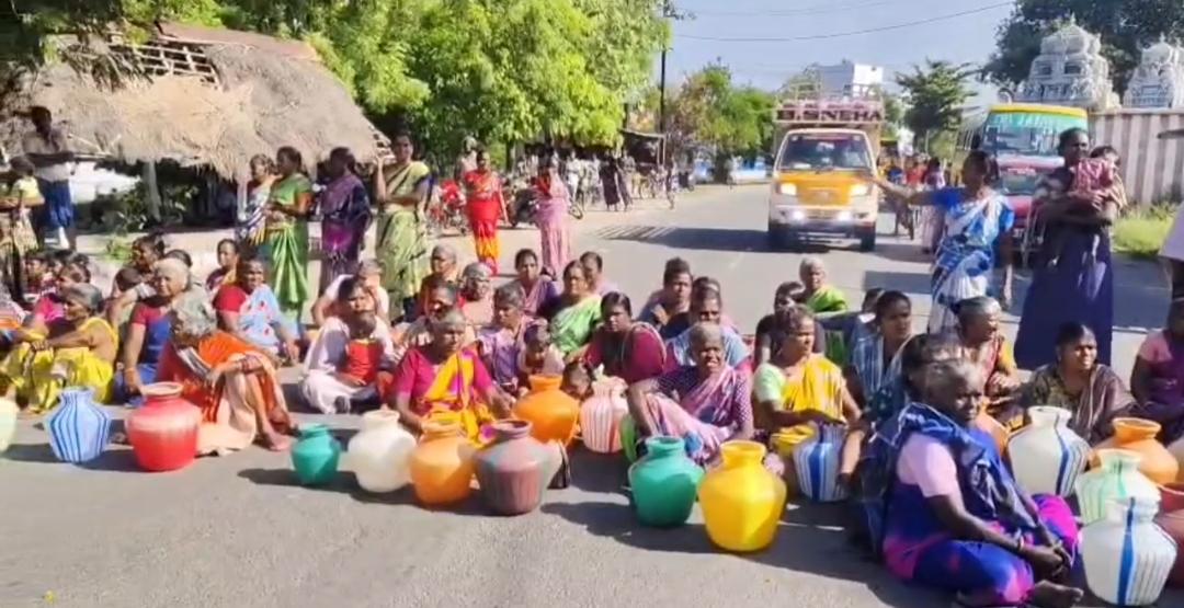 விருதுநகர் மாவட்டம் அருப்புக்கோட்டை அருகே 3 மாதமாக குடிநீர் வழங்கப்படாததை கண்டித்து பெண்கள் காலிக்குடங்களுடன் சாலை மறியல் போராட்டத்தில் ஈடுபட்டனர்.