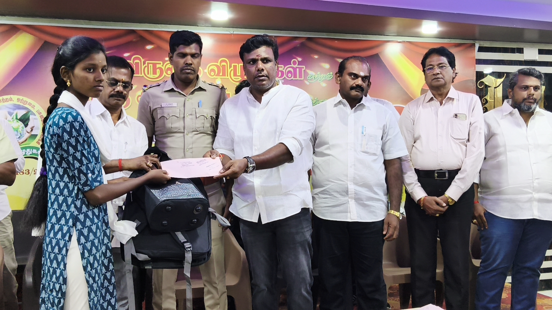 *விருதுநகரில் விருதை விழுதுகள் மற்றும் மித்ரு அடிக்கட்டளை இணைந்து நடத்திய கல்வித் திருவிழா 25 பள்ளி கல்லூரி மாணவமாணவிகளுக்கு 2.50 லட்சம் கல்வி உதவித்தொகை வழங்கப்பட்டது -..*