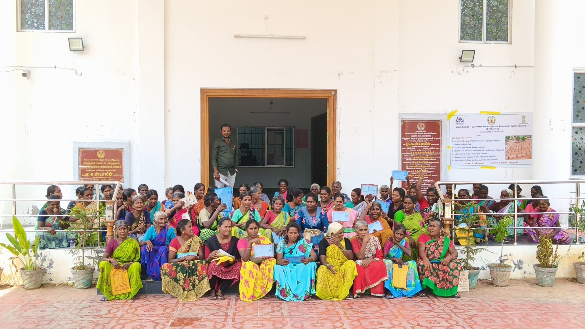 "3 வருஷமா வேலையே இல்லை!" – விருதுநகர் ஊராட்சி ஒன்றிய அலுவலகத்தை முற்றுகையிட்டு 100-க்கும் மேற்பட்ட பெண்கள் தர்ணா போராட்டம்!
