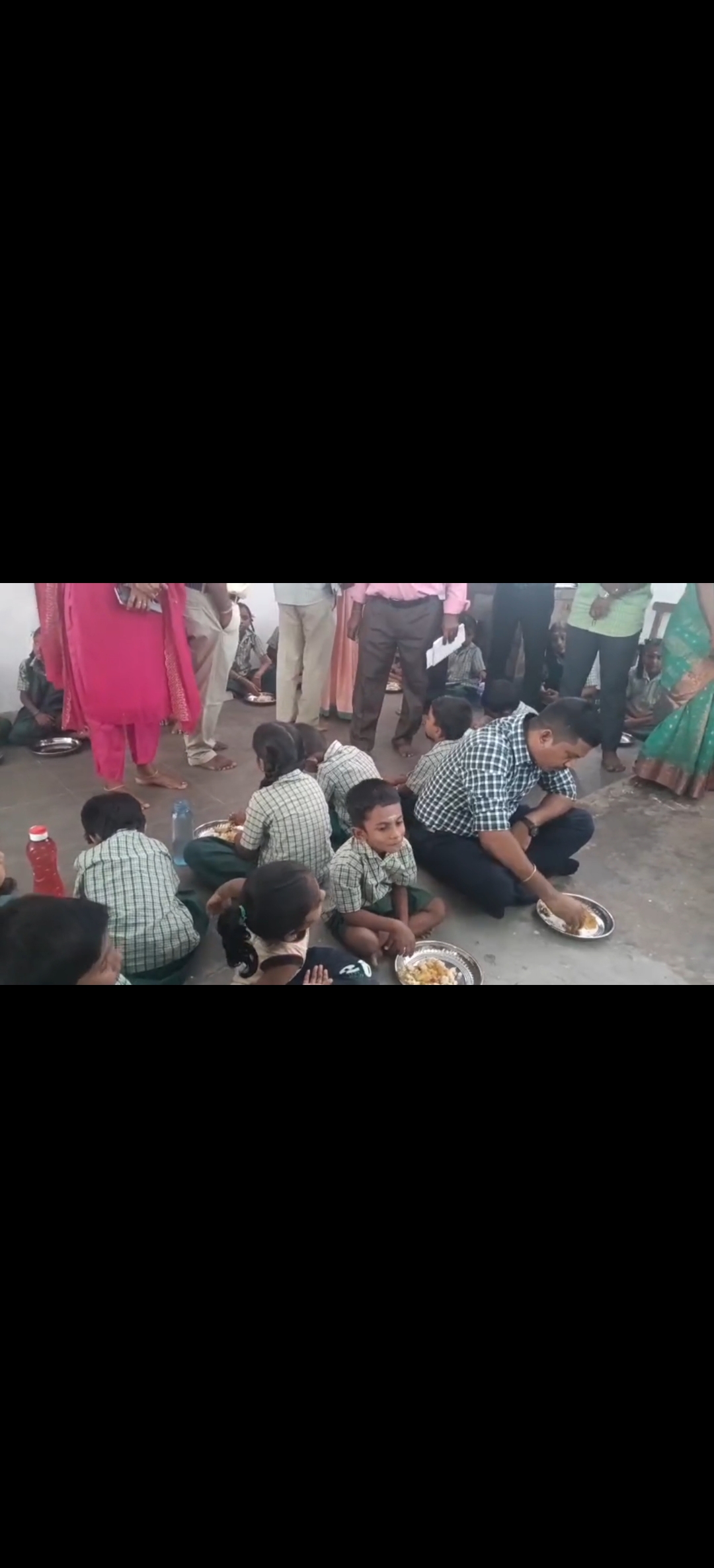 விருதுநகர் மாவட்டம் வத்திராயிருப்பில் அரசு பள்ளி மாணவ மாணவியருடன் தரையில் அமர்ந்து உணவு சாப்பிட்ட ஆட்சியர்!