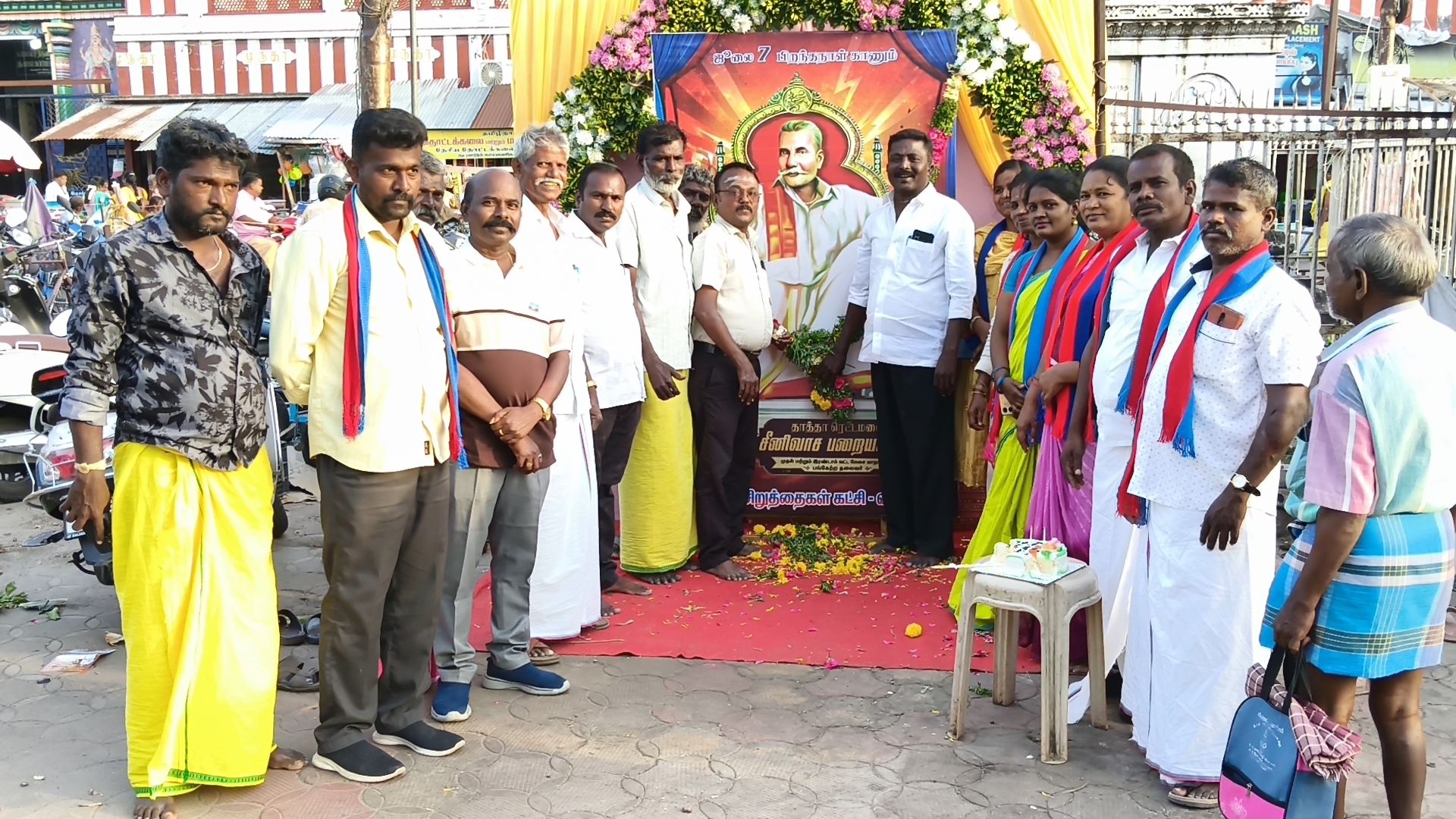 விருதுநகரில் ரெட்டைமலை சீனிவாசன் அவர்களின் 167 வது பிறந்த நாளை முன்னிட்டு விடுதலை சிறுத்தைகள் கட்சியின் சார்பாக கேக் வெட்டி பொதுமக்களுக்கு வழங்கினர்...