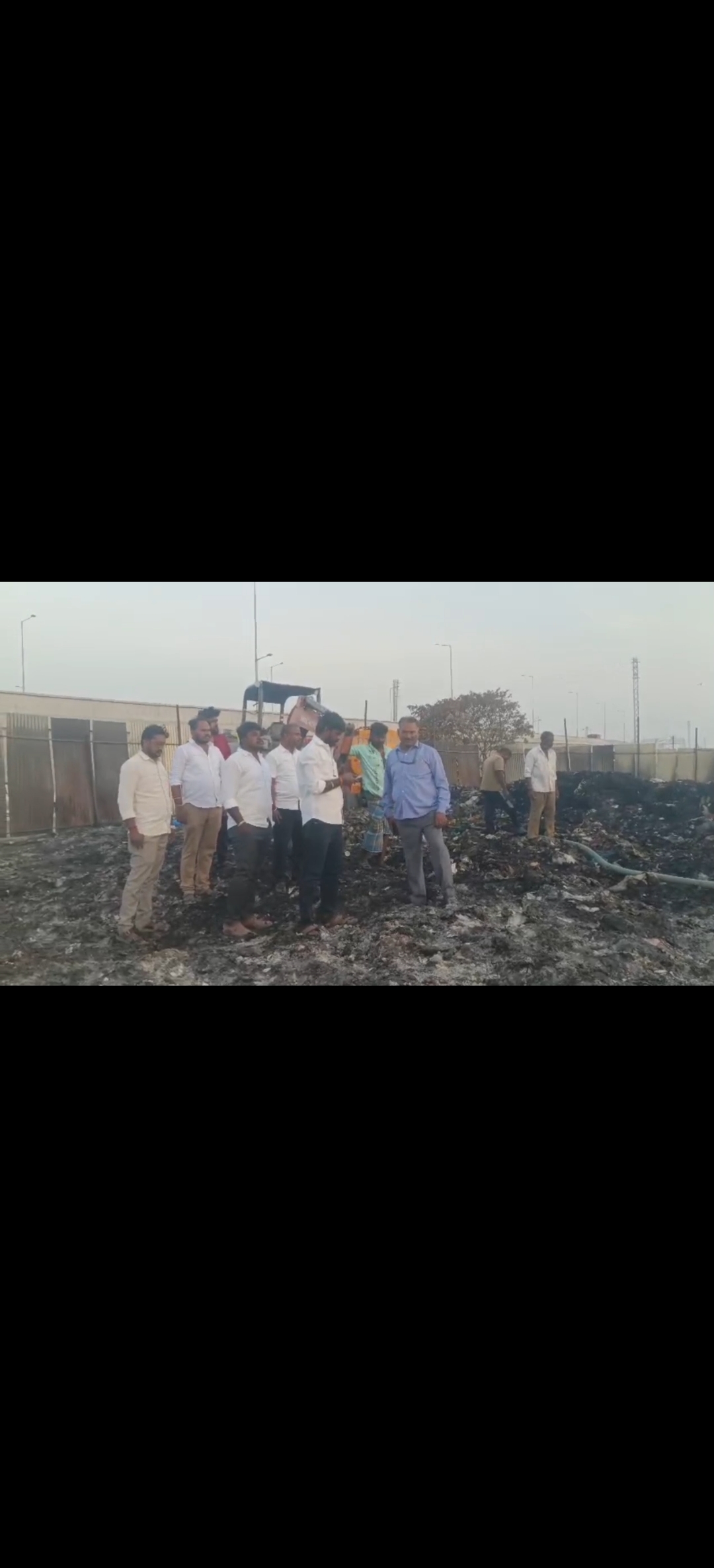 விருதுநகர் மாவட்டம் ஸ்ரீவில்லிபுத்தூர் சிவகாசி நெடுஞ்சாலையில் நகராட்சி குப்பை கிடங்கில் வெளியேறிய புகை காரணமாக வாகன ஓட்டிகள் கடும் பாதிப்பு. உடனடியாக அதிகாரிகளை அழைத்து நடவடிக்கை எடுத்த சட்டமன்ற உறுப்பினர்