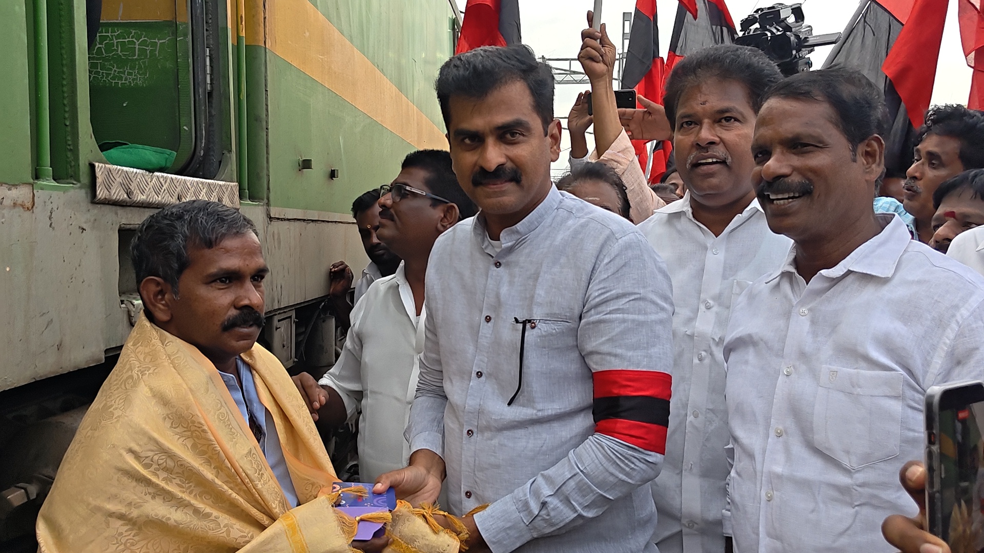 ஸ்ரீரங்கத்தில் வாராந்திர ரயில் நிறுத்தம்: ரயில்வே அமைச்சருக்கு நன்றி தெரிவித்து ரயிலை வரவேற்றார் எம்பி துரை வைகோ!