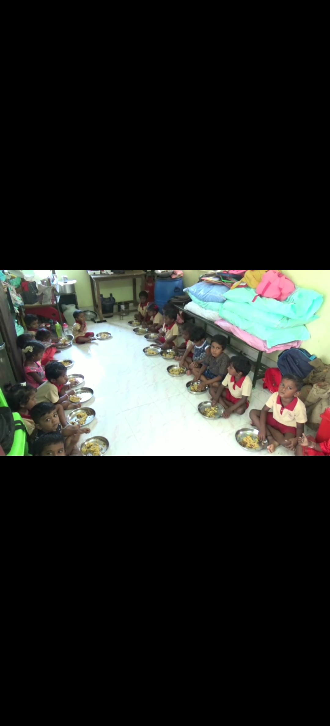 ஸ்ரீவில்லிபுத்தூர்: 7 ஆண்டுகளாக குறுகிய அறையில் இயங்கும் அங்கன்வாடி; புதிய கட்டிடத்தை திறக்க பொதுமக்கள் கோரிக்கை ஸ்ரீவில்லிபுத்தூர்.