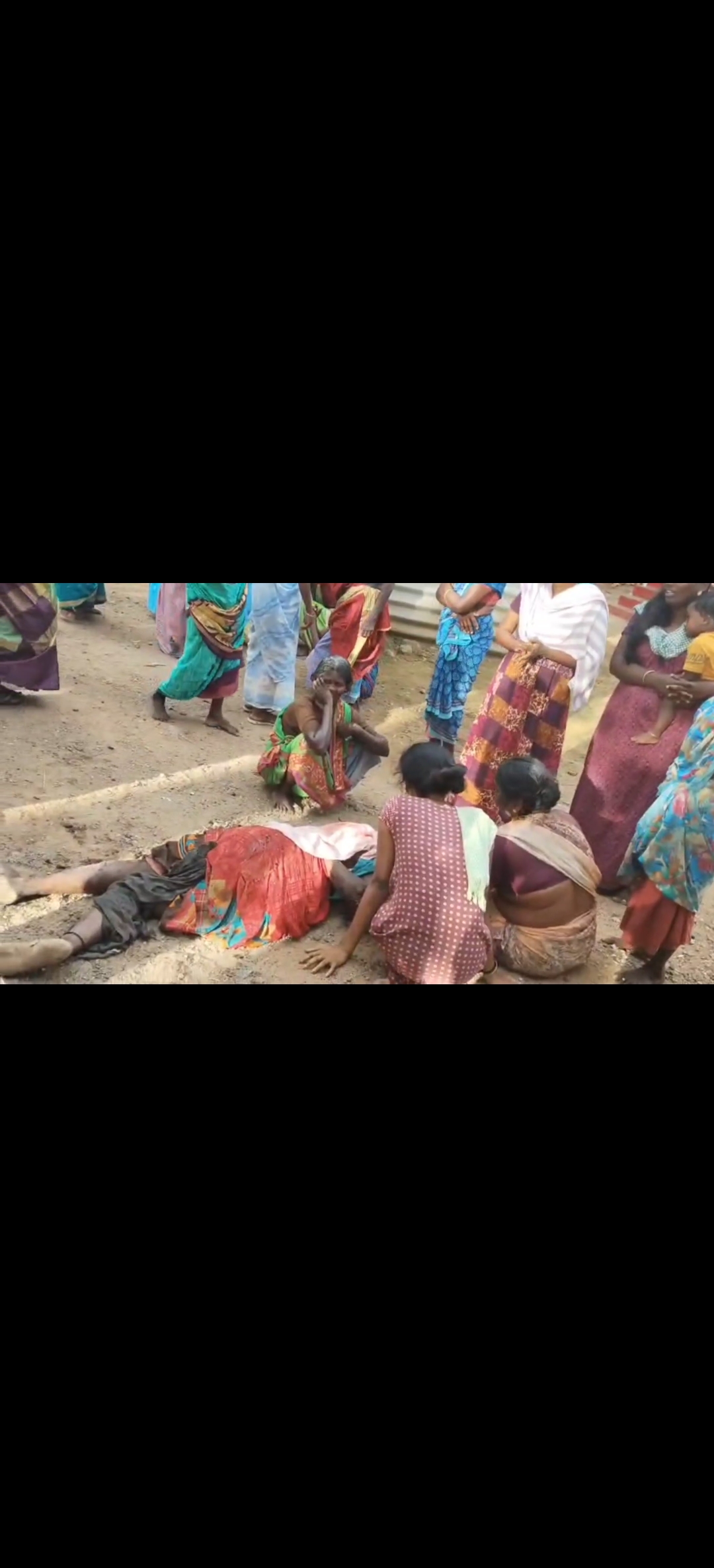 விருதுநகர் மாவட்டம் ராஜபாளையம் அருகே பேருந்துக்காக கோயில் வாசலில் அமர்ந்து காத்திருந்த மூதாட்டி மீது அந்த வழியாக வந்த வாகனம் மோதியதில் மூதாட்டி பரிதாபமாக சம்பவ இடத்திலேயே பலியானார்.