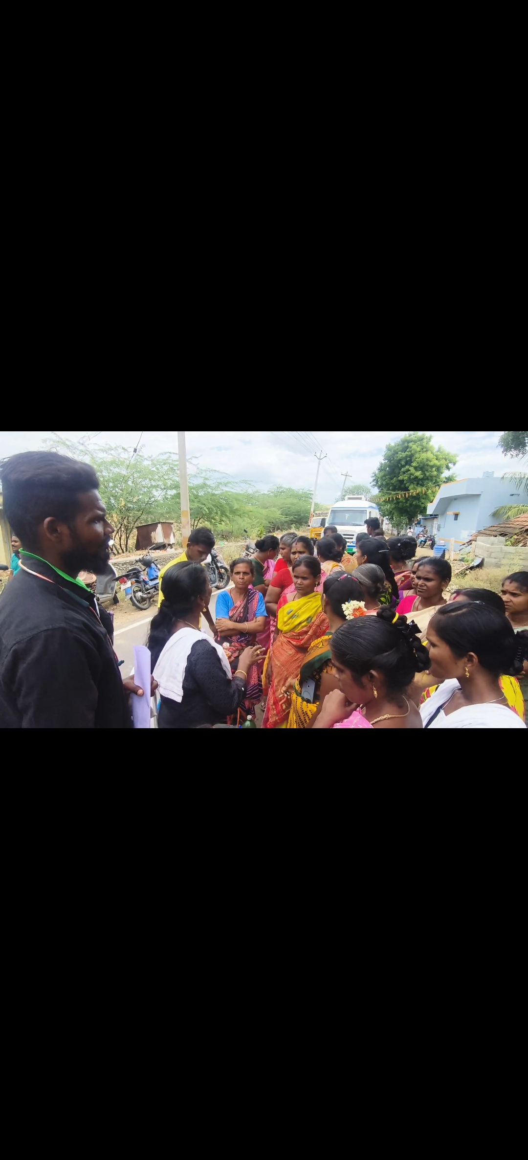 விருதுநகர் மாவட்டம் சிவகாசி அருகே டாஸ்மாக் கடையை அகற்றக் கோரி பொதுமக்கள் போராட்டம்; சாலை மறியலில் ஈடுபட முயன்றனர்
