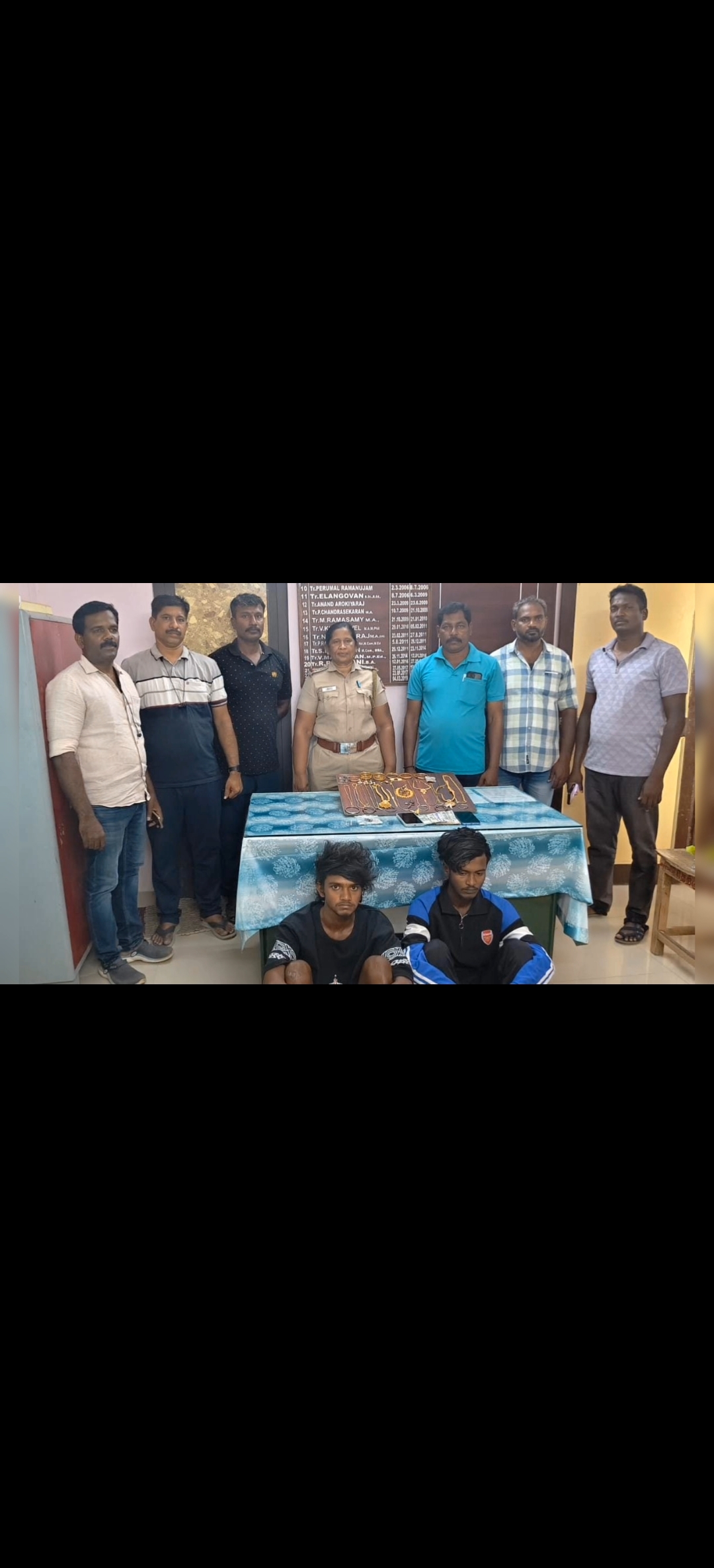 விருதுநகர் மாவட்டம் ராஜபாளையத்தில் வீட்டின் கதவை உடைத்து ரூ. 80 லட்சம் மதிப்பிலான தங்க நகைகள், வெள்ளி பொருட்கள் மற்றும் ரொக்க பணத்தை திருடிய இருவரை காவல் துறையினர் கைது செய்துள்ளனர்.