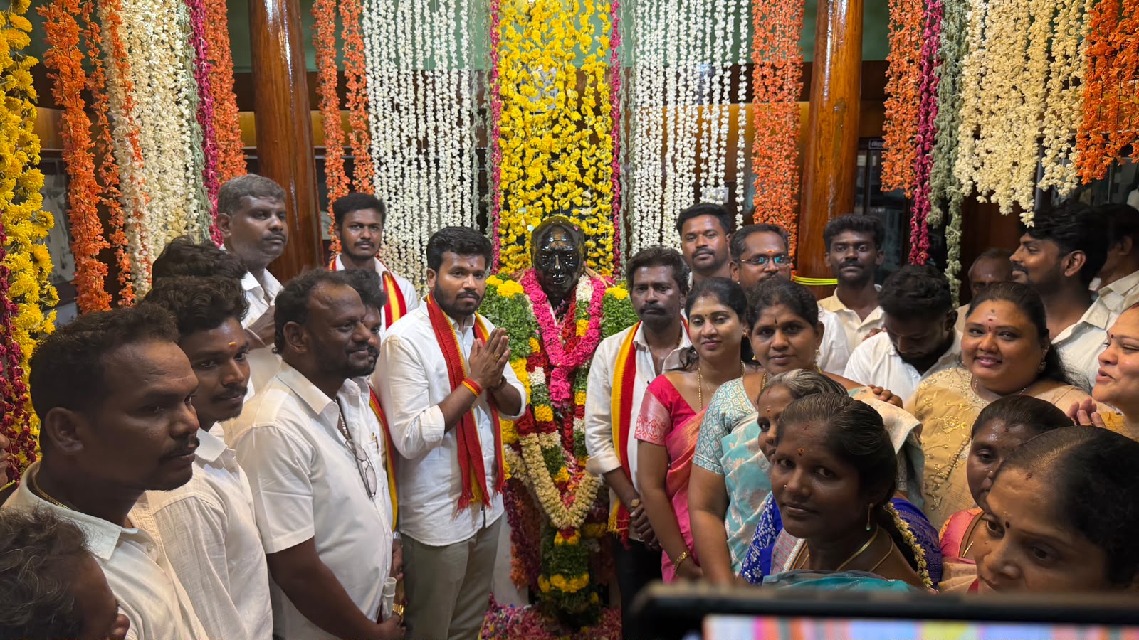 பெருந்தலைவர் காமராஜரின் 124-வது பிறந்த நாளை முன்னிட்டு, விருதுநகர் சட்டமன்ற உறுப்பினர் எஸ்.பி. செல்வம் மரியாதை செலுத்தினார்.