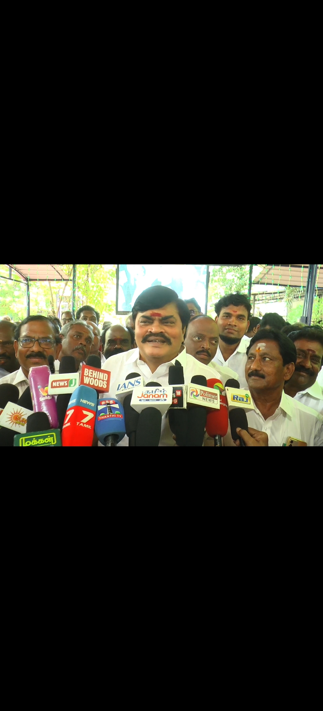 பெருந்தலைவர் காமராஜரின் 124 பிறந்தநாளை முன்னிட்டு விருதுநகரில் உள்ள காமராஜர் மணிமண்டபத்தில் உள்ள  காமராஜர் சிலைக்கு  முன்னாள் அமைச்சர் கே ராஜேந்திர  பாலாஜி மற்றும் மாஃபா பாண்டியராஜன் இருவரும் மாலை அணிவித்து மரியாதை செலுத்தினார்