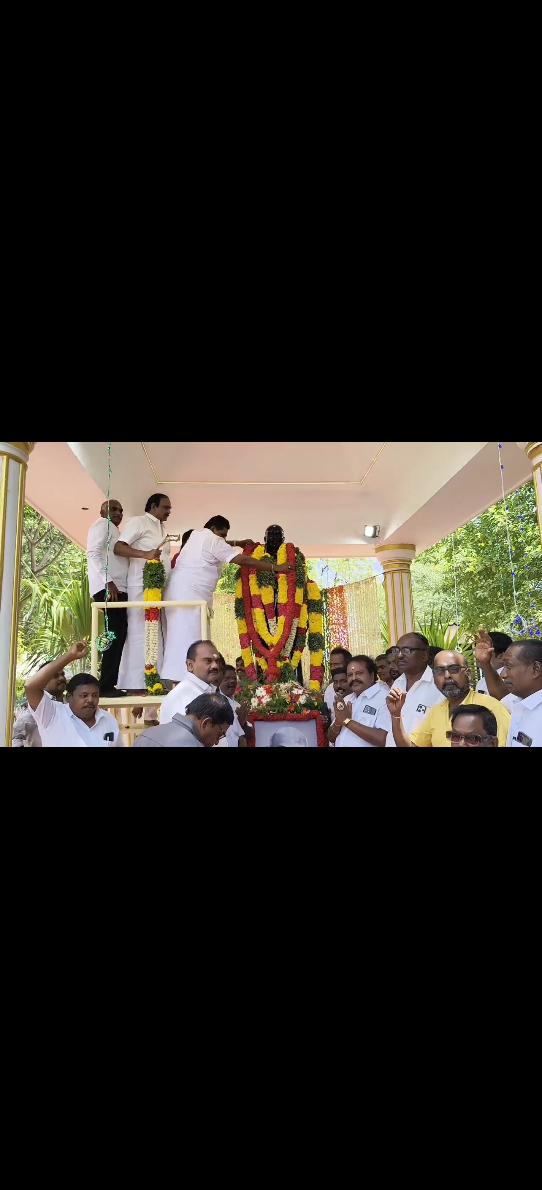பெருந்தலைவர் காமராஜர்124வது பிறந்த நாளை முன்னிட்டு விருதுநகர் காமராஜர்  மணிமண்டத்தில் உள்ள அவரது சிலைக்கு திமுக முன்னாள் அமைச்சர் அனிதா ராதாகிருஷ்ணன் கலந்துகொண்டு மாலை அணிவித்து மரியாதை செலுத்தினார்....