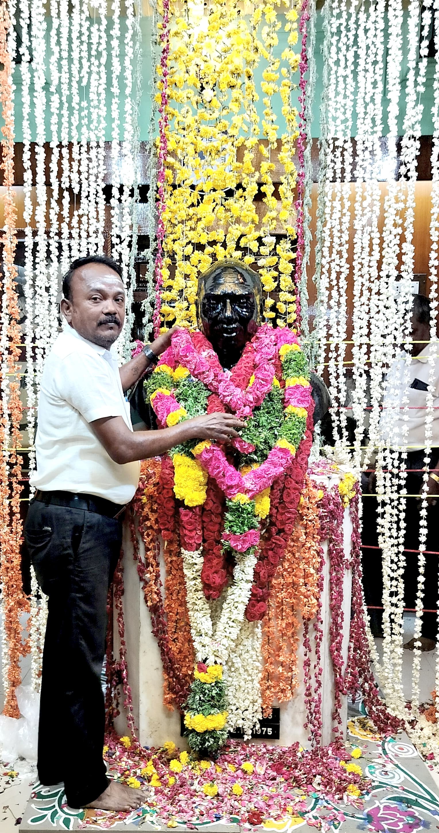 இன்று பெருந்தலைவர்காமராஜர் பிறந்த நாளை முன்னிட்டு விடுதலை சிறுத்தை கட்சி சார்பாகமண்டல துணைச் செயலாளர் ஆறுமுக சக்திவேல் மாலை அணிவித்துமரியாதை செலுத்தினார்