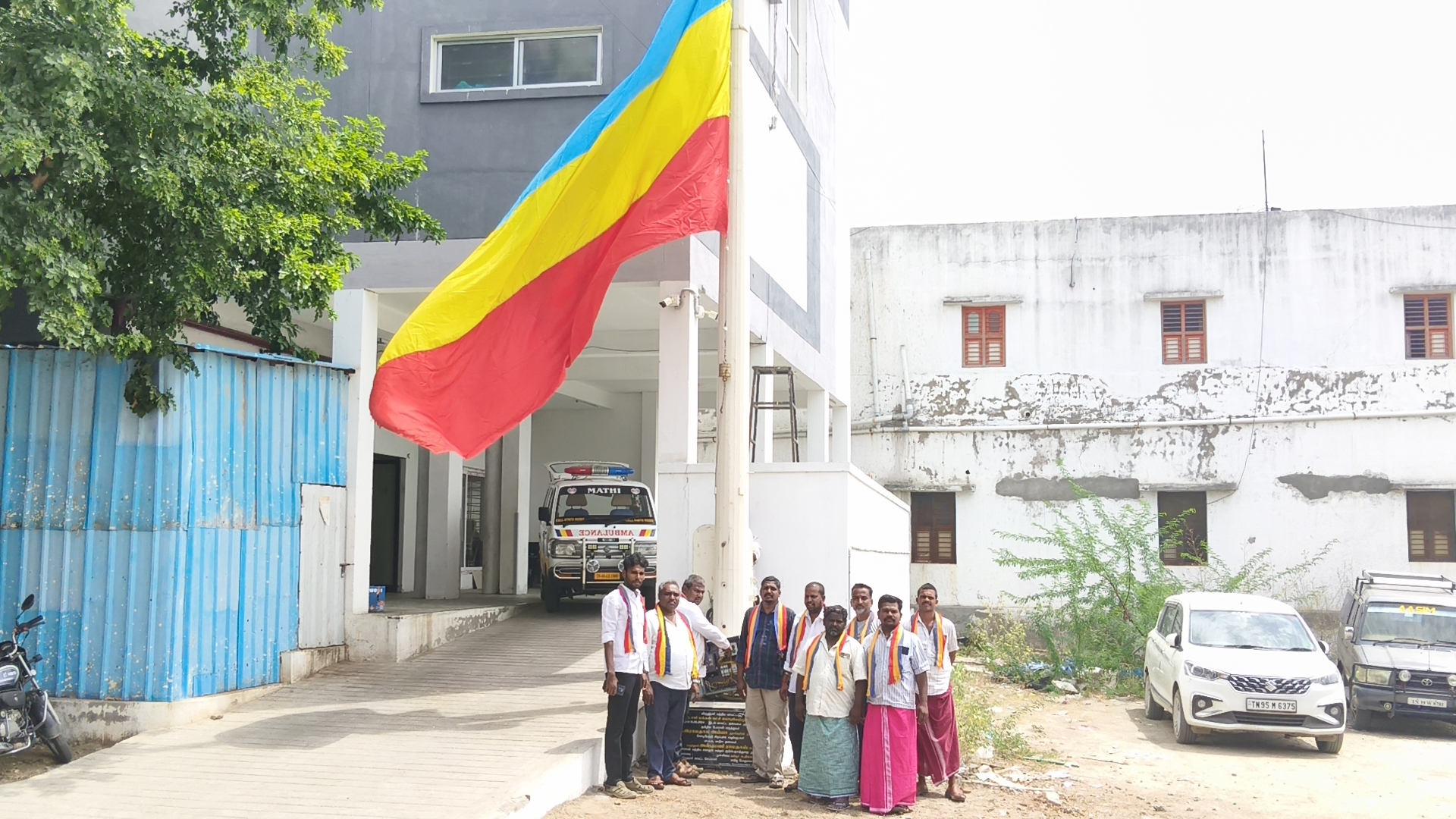 விருதுநகர் மாவட்டம் சிவகாசியில் பாட்டாளி மக்கள் கட்சியின் 38 ம் ஆண்டு தொடக்க விழாவை முன்னிட்டு மாவட்டச் செயலாளர் செல்வம் தலைமையில் கொடியேற்றி பொதுமக்களுக்கு இனிப்பு வழங்கும் நிகழ்ச்சி...