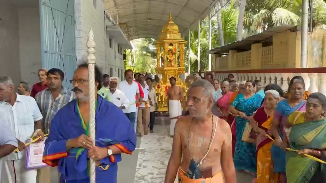 முதலமைச்சர் விஜயின் நல்லாட்சி தொடர தங்க தேர் இழுத்த முன்னாள் மாவட்ட தலைவர் ஆர்.கே.ராஜா