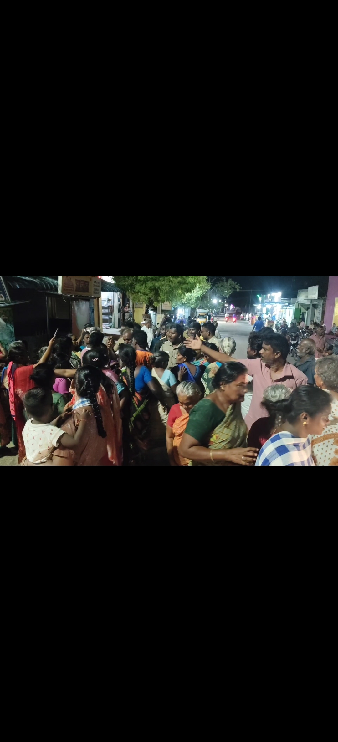 ராஜபாளையத்தில் குடிநீர் கோரி பொதுமக்கள் நடத்திய சாலை மறியல்.