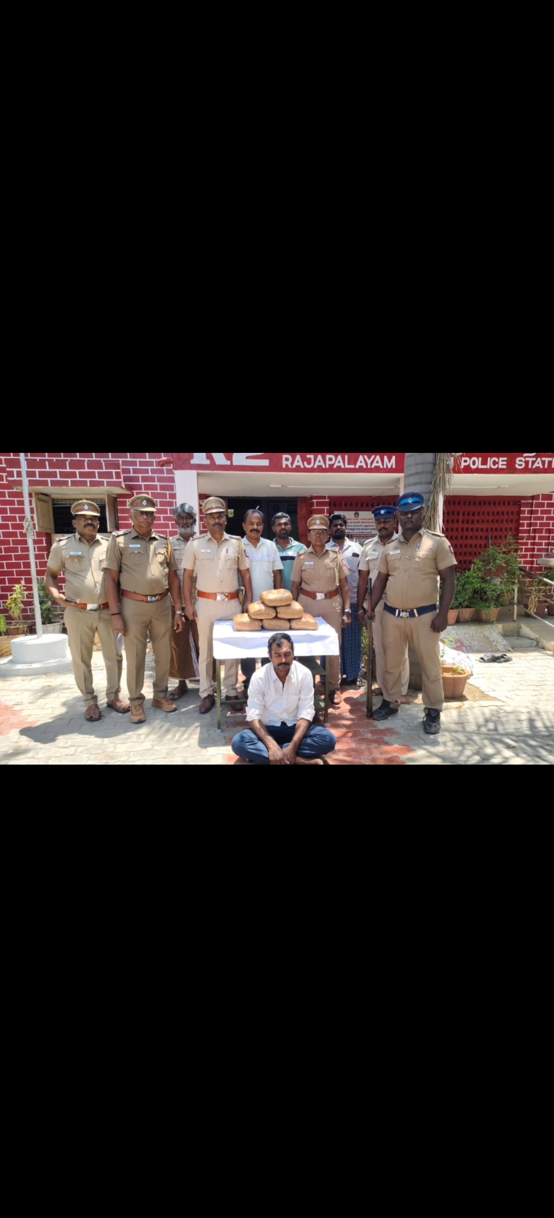 ராஜபாளையம்: பேருந்தில் கடத்தி வரப்பட்ட 12 கிலோ கஞ்சா பறிமுதல்; லோடுமேன் கைது!