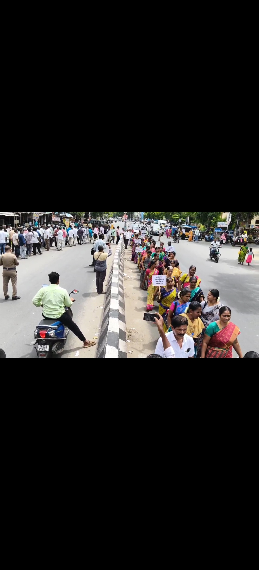 விருதுநகர்: தமிழ்நாடு மாநில தொடக்கக் கூட்டுறவு வங்கி அனைத்துப் பணியாளர்கள் சங்கத்தின் சார்பில் பேரணி நடைபெற்றது.