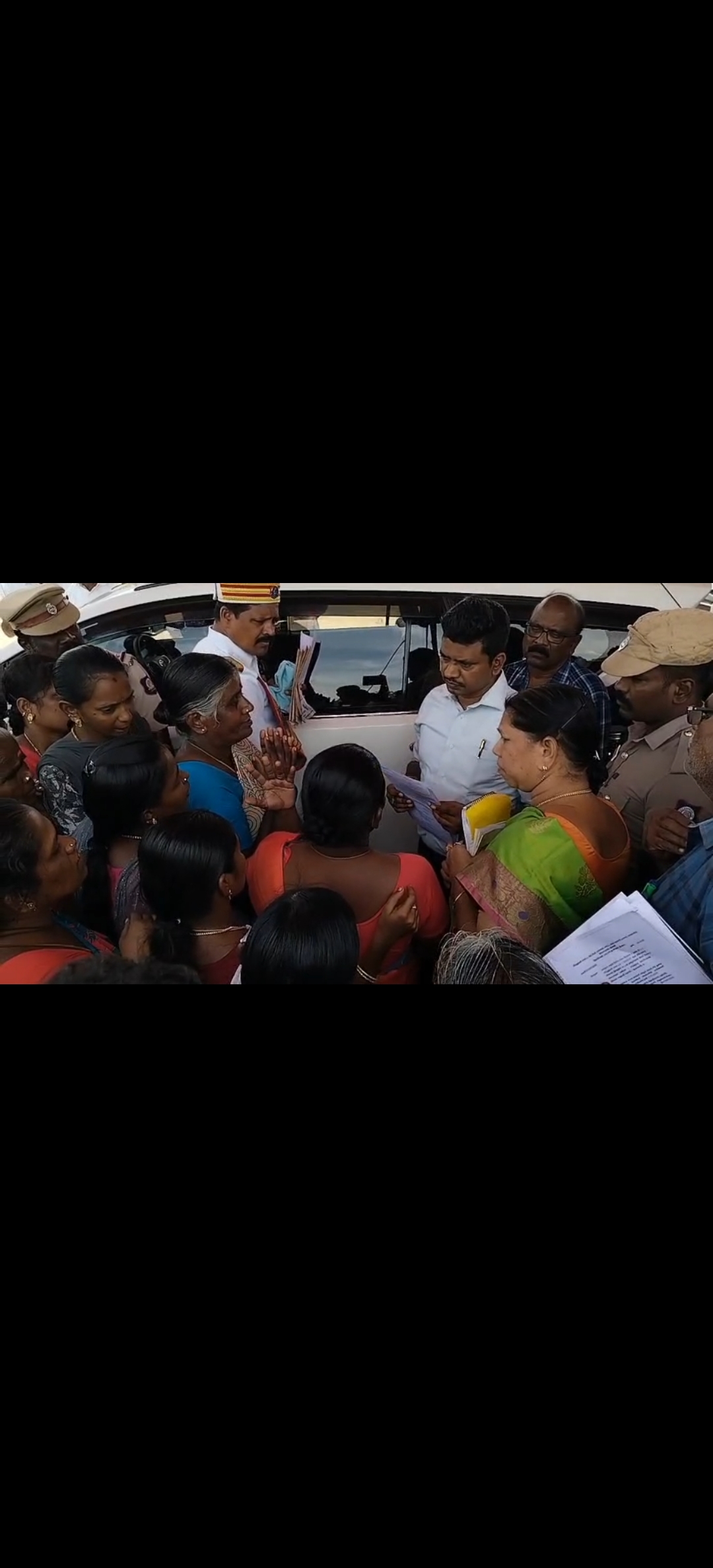 ராஜபாளையம்: அடிப்படை வசதிகள் கோரி மாவட்ட ஆட்சியரை முற்றுகையிட்ட பொதுமக்கள்!