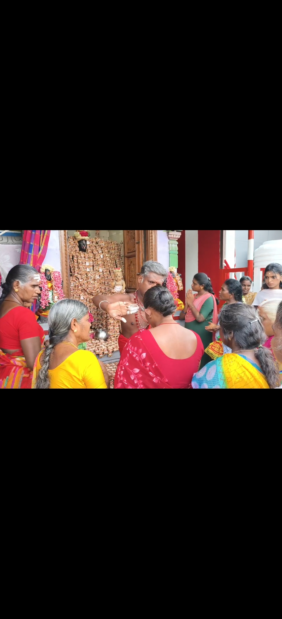 சிவகாசி துர்க்கை பரமேஸ்வரி அம்மன் கோவிலில் சிறப்பு பூஜை: 1,801 பிஸ்கட் பாக்கெட்டுகளால் அலங்காரம்!