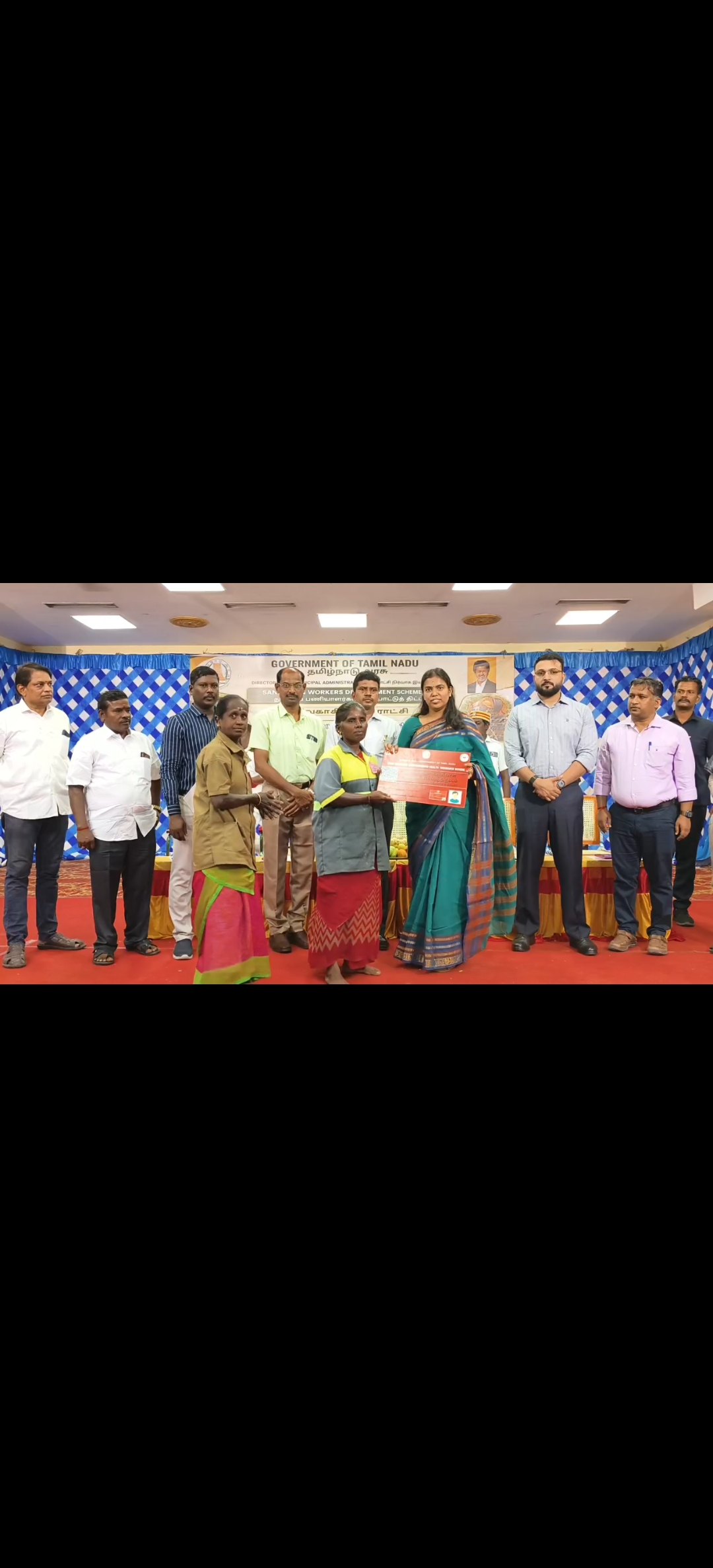 விருதுநகர் மாவட்டம் சிவகாசியில் நடைபெற்ற தூய்மை பணியாளர்களுக்கான நலத்திட்ட உதவிகள் வழங்கும் முகாமில் கலந்து கொண்ட அமைச்சர் கீர்த்தனாவை சூழ்ந்து கொண்டு செல்பி எடுத்து மகிழ்ந்த தூய்மை பணியாளர்கள்.