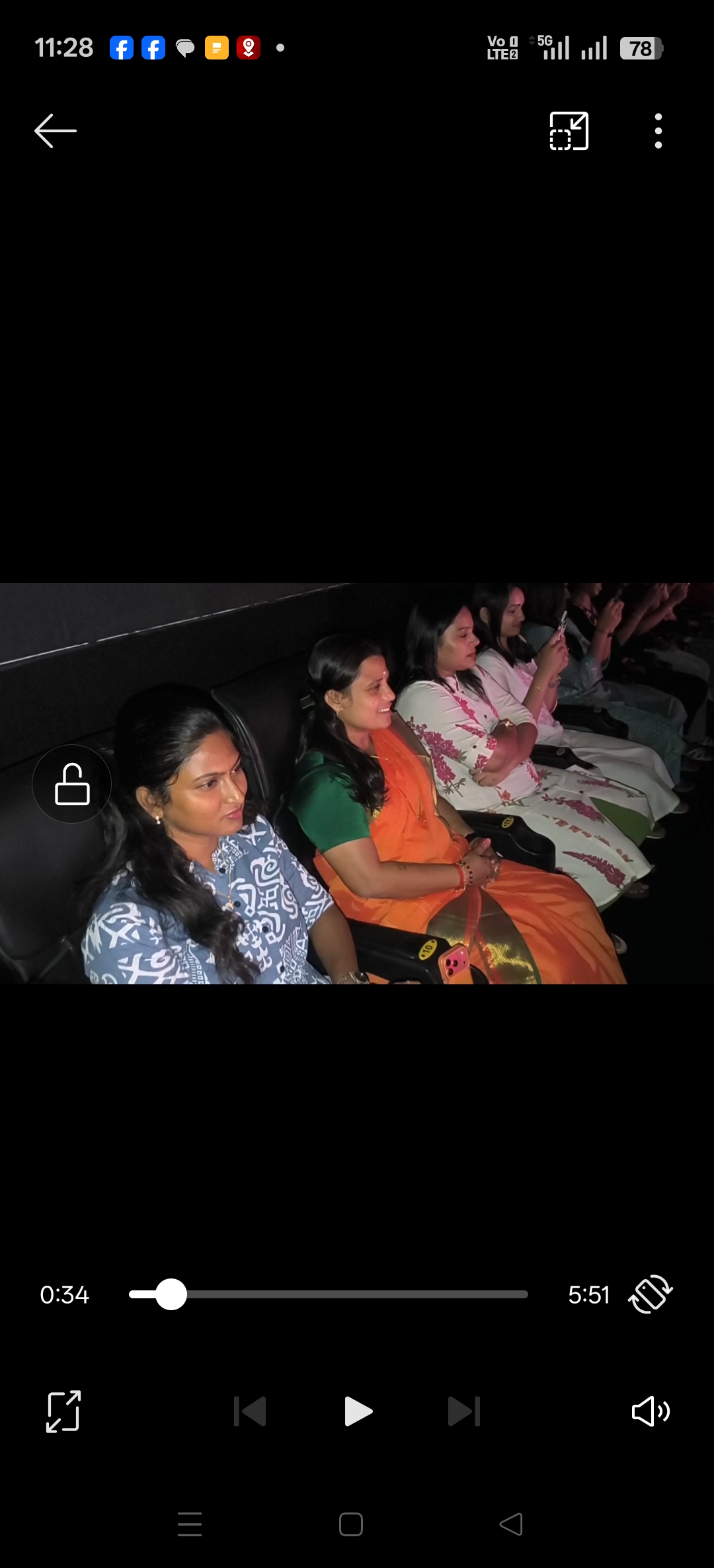 ஜனநாயகன் திரைப்படத்தை ராஜபாளையத்தில் உள்ள திரையரங்கில் அமைச்சர் ஜெகதீஸ்வரி ரசிகர்களுடன் அமர்ந்து பார்வையிட்டார். முன்னதாக ரசிகர்கள் கொண்டாட்டத்தை பார்வையிட்டு இனிப்பு வழங்கினார்.