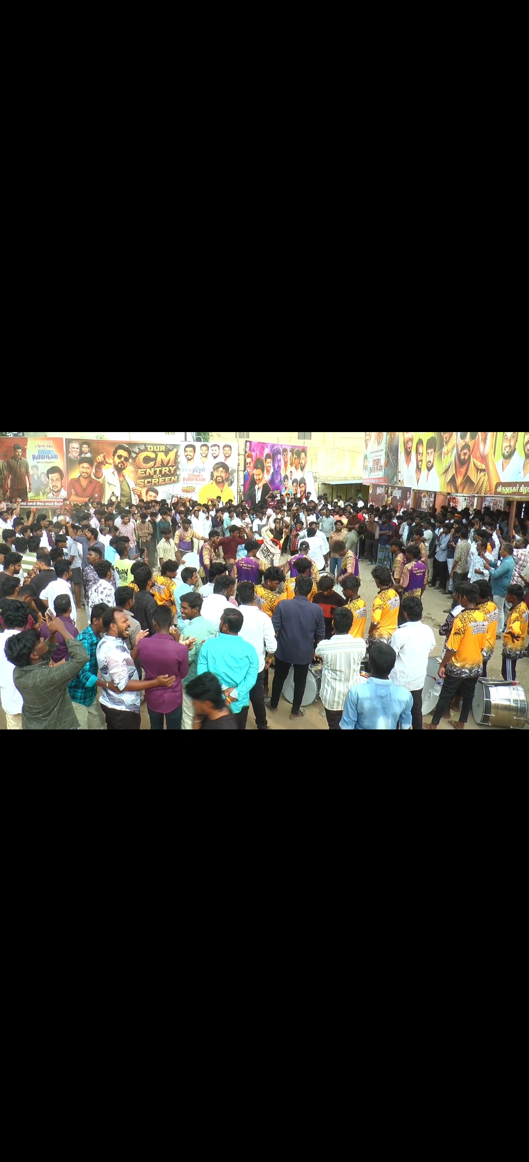 விருதுநகரில் ‘ஜனநாயகம்’ திரைப்படம் வெளியீடு: பாலபிஷேகம், பட்டாசு முழக்கத்துடன் ரசிகர்கள் அதிகாலை முதல் உற்சாகக் கொண்டாட்டம்!