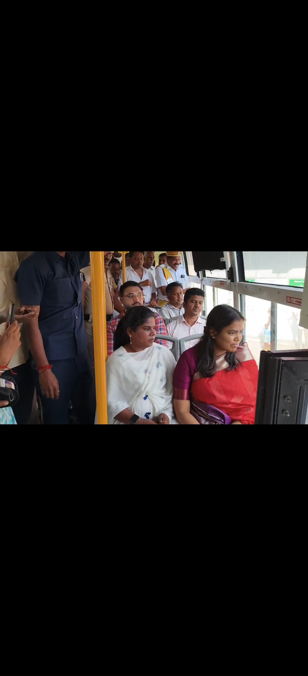 சிவகாசியில் பொதுமக்களின் நீண்ட நாள் கோரிக்கையை ஏற்று, புதிய நகரப் பேருந்து சேவைகளை தொழில் துறை அமைச்சர் கீர்த்தனா கொடியசைத்துத் தொடங்கி வைத்தார்.