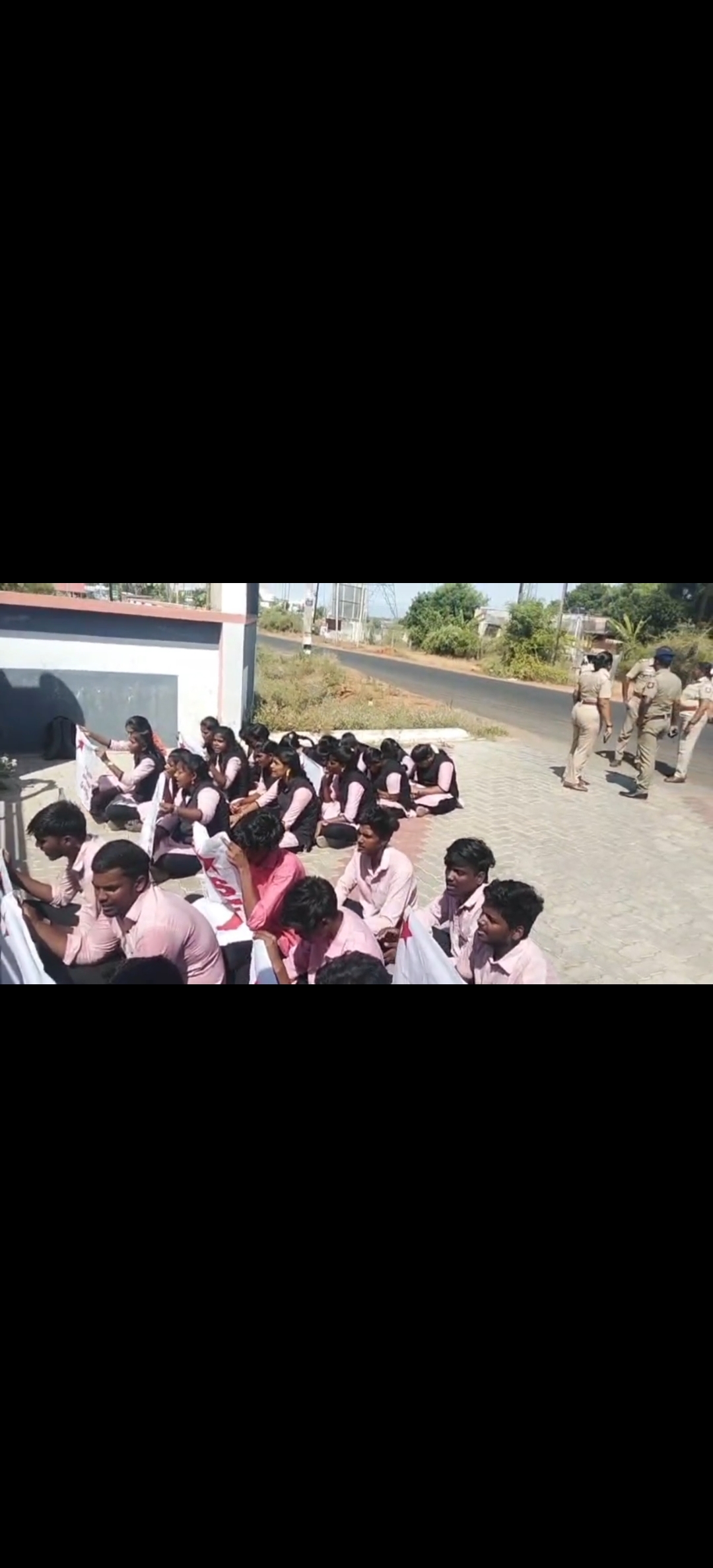 நீட் வினாத்தாள் கசிவுக்கு கண்டனம் தெரிவித்து டெல்லியில் நடைபெறும் போராட்டத்திற்கு ஆதரவாக ஸ்ரீவில்லிபுத்தூர் அரசு கல்லூரி மாணவர்கள் போராட்டத்தில் ஈடுபட்டனர்.