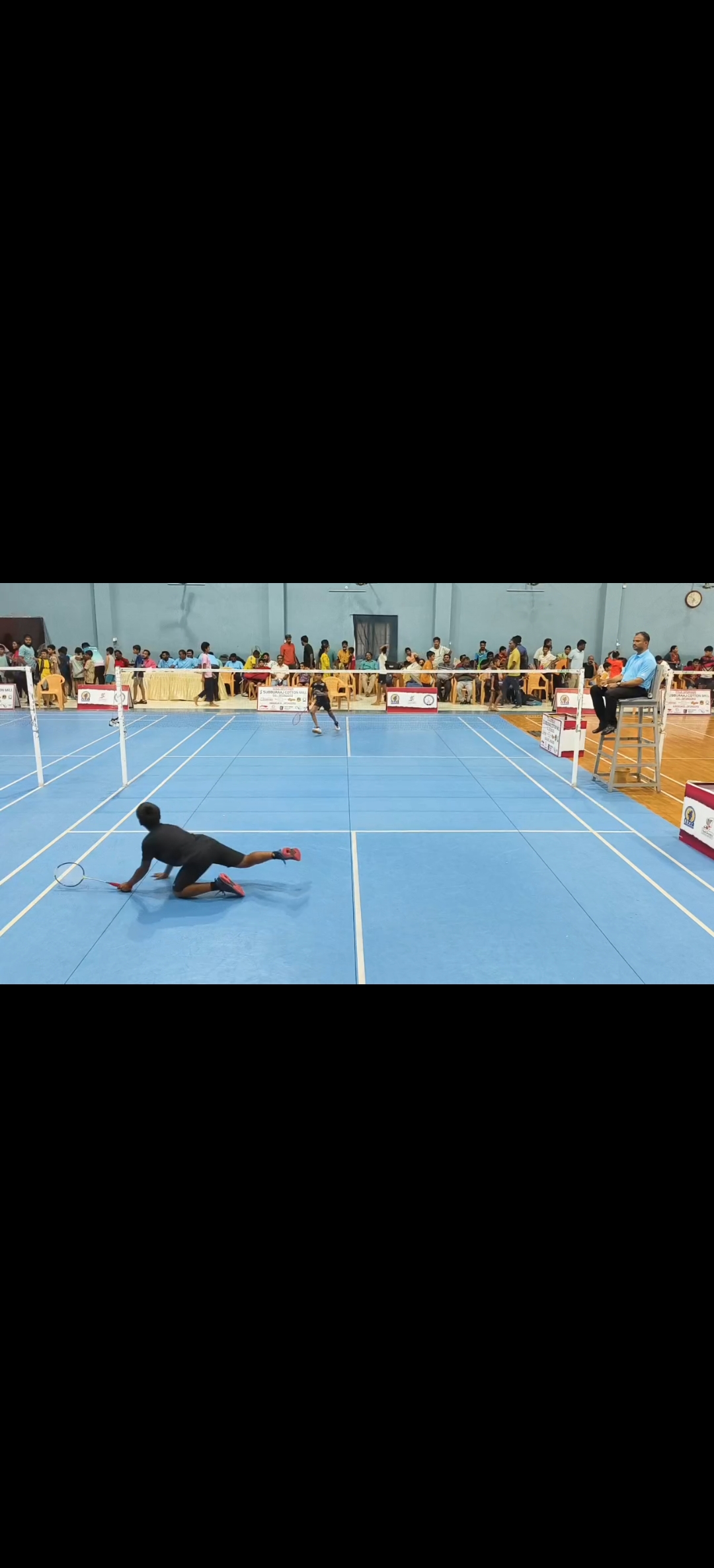 சிவகாசியில் நடைபெறும் மாநில அளவிலான  பேட்மிட்டன் போட்டியில்  600- க்கும் மேற்பட்ட வீரர், வீராங்கனைகள் ஆர்வமுடன்  பங்கேற்றுள்ளனர்!
