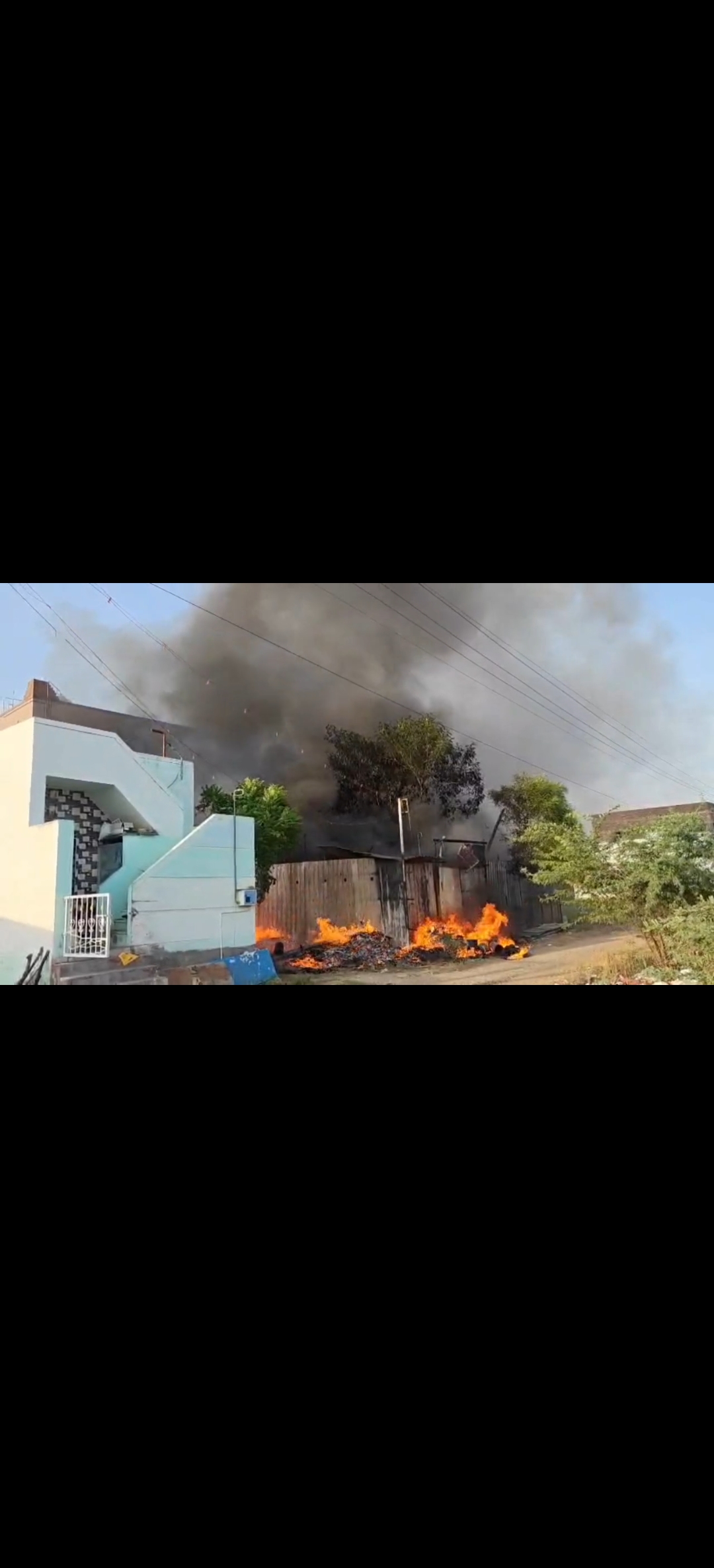 விருதுநகர் மாவட்டம் சிவகாசியில் பழைய இரும்பு கடை குடோனில் பயங்கர தீ விபத்து ஏற்பட்டது
