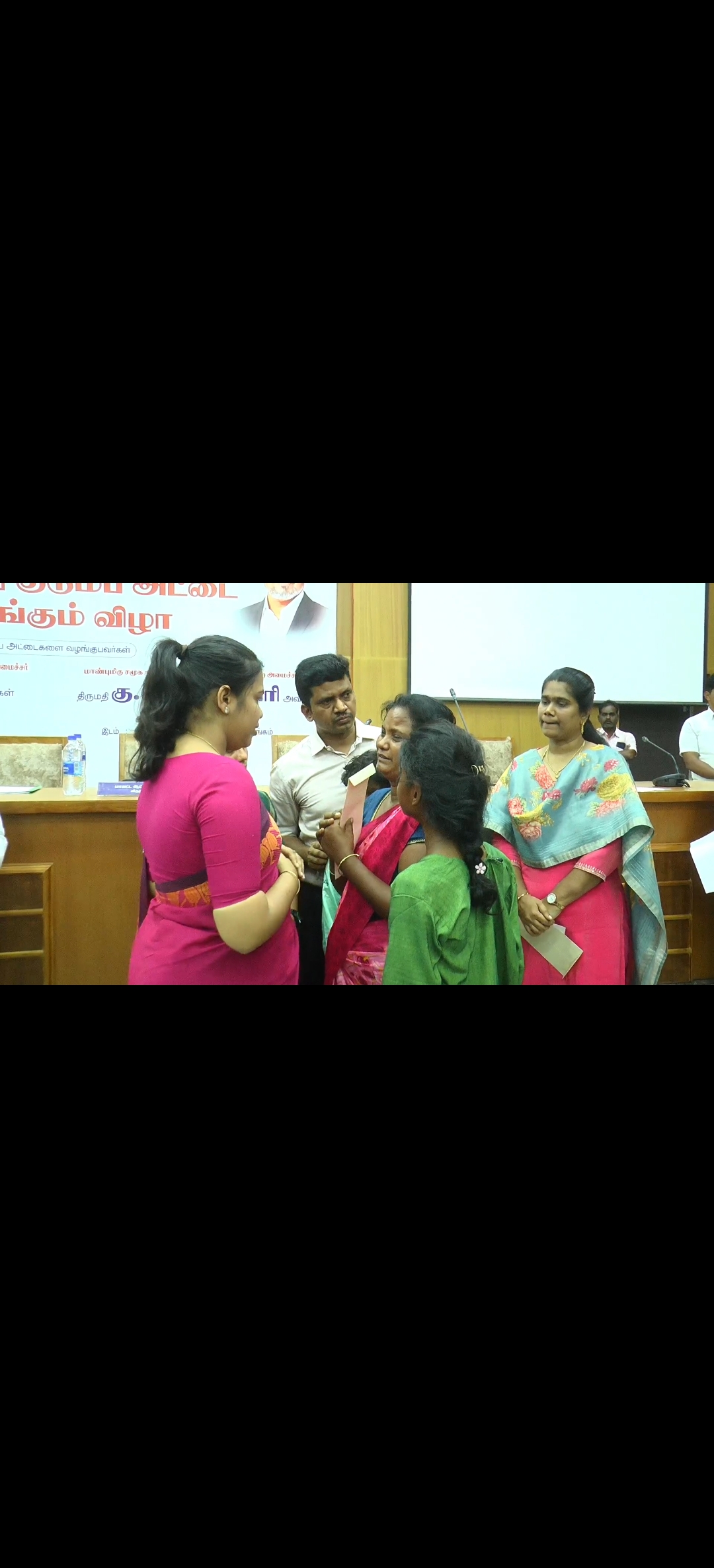 பட்டாசு விபத்தில் பலியானோர் குடும்பத்தினருக்கு நிவாரண நிதி - அமைச்சர்களின் காலில் விழுந்து பெண் கதறல்!