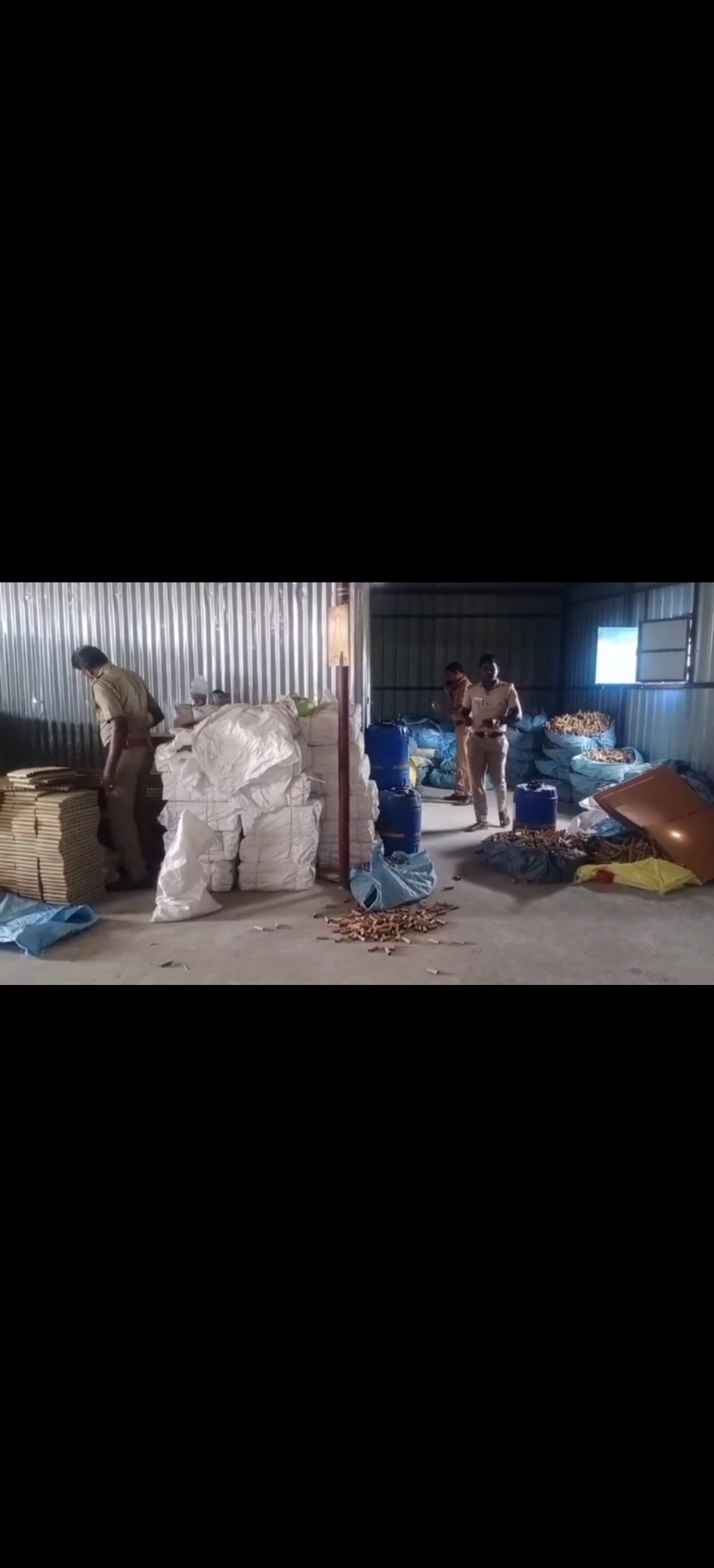 விருதுநகர்: சட்டவிரோத பட்டாசு தயாரிப்பு - 32 பேர் அதிரடி கைது; ₹1 கோடி மதிப்பிலான பொருட்கள் பறிமுதல்