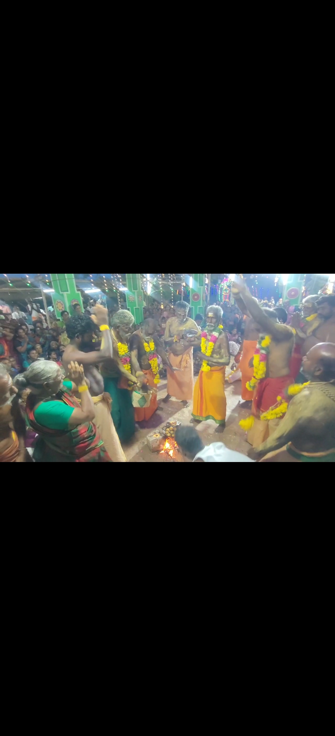 காரியாபட்டி அருகே ஆடித் திருவிழா: கொதிக்கும் நெய்யில் வெறும் கையால் பணியாரம் எடுத்து விநியோகம்!